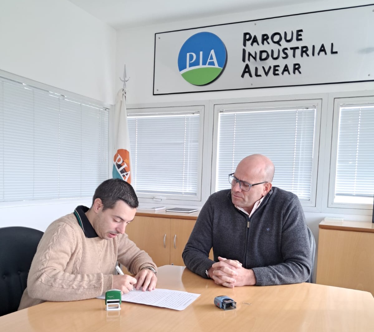 PIAlvear's tweet photo. Firmamos el primer contrato de #pasantías 2026 junto a la Escuela Comercial Alvear N° 8187.
Como en años anteriores, renovamos este trabajo conjunto que permite a estudiantes dar sus primeros pasos en un entorno laboral real dentro de la Administración del Consorcio del @PIAlvear https://t.co/oxQYMDp3bF