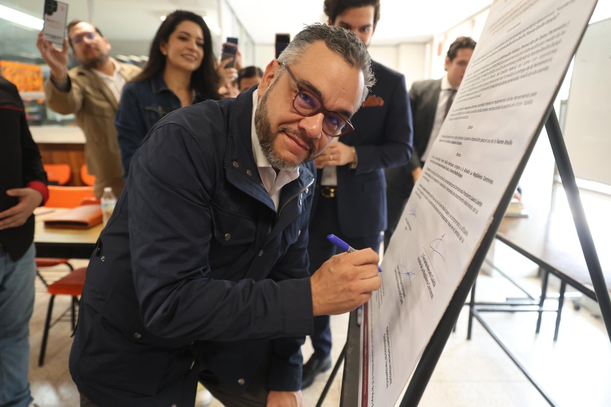 InfoCdMex's tweet photo. ♿📄 Garantizar derechos requiere contar con herramientas que permitan a más personas ejercerlos en igualdad de condiciones.
El #INFOCDMX llevó a cabo la entrega de la herramienta “Fuente Braille Espejo” a la @ALaMagdalenaC, en un evento encabezado por la Comisionada Presidenta, @lauraenriquezr, y el Alcalde @Fer_Mercadog.
Durante el acto, la Comisionada Presidenta destacó que esta herramienta permite convertir textos convencionales al sistema #Braille de manera sencilla y accesible, contribuyendo a eliminar barreras y acercar la información a personas con discapacidad visual.
Reconoció el compromiso de la Alcaldía con la inclusión y la accesibilidad, señalando que este esfuerzo se suma a otras acciones impulsadas previamente, como el uso de Lengua de Señas Mexicana en actividades públicas.
En tanto, el Alcalde @Fer_Mercadog señaló que este mecanismo permitirá fortalecer la atención y gestión de solicitudes de personas con discapacidad visual, generando condiciones más accesibles e incluyentes para las y los habitantes de la demarcación.
#ElInfoSigue 💫