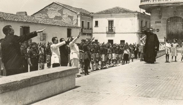 outsidersesp's tweet photo. Curas asesinos, Iglesia criminal.

El cura de Navarra Antonio Oña, armado con pistola y uniforme de campaña, decía a una madre que intercedía por la vida de su hijo condenado a muerte: "Mira hija, si lo matan ahora irá al cielo. Si no lo matan, volverá a la andadas y se condenará. ¿Qué mejor momento para morir que ahora que está confesado?". Fue nombrado canónigo de Pamplona y en 1956 ascendió a Obispo de Mondoñedo.

El cura de Zafra (Badajoz), Juan Galán Bermejo, capellán de la 11ª bandera del 2º Regimiento, estaba entre los asaltantes a la catedral. Descubrió a un miliciano escondido en un confesionario y lo mató con su pistola. Galán se jactaba, mostrando su pistola, de que llevaba «quitados de en medio más de cien marxistas».

El sacerdote de Calahorra (Logroño) Francisco Lajusticia vestía el uniforme de Falange con pistola al cinto.

El cura de Badajoz, Isidro Lombas (o Lomba) Méndez participó en la represión, pues elaboraba las listas de quienes aún vivían y había que de­tener para llevarlos a la Plaza de Toros.

El coadjutor de la parroquia de Murchante (Navarra) Luis Fernández Magaña, administrador del Conde de Rodezno era requeté y daba los tiros de gracia a los fusilados que habían sido sacados de la cárcel de Tafalla por un grupo de requetés el 21 de octubre de 1936, antes de arrastrarlos a la fosa común.

Por la sastrería eclesiástica de Benito Santesteban en Navarra, pasó a comienzos del verano de 1936, días antes del «glorioso movimiento nacional», el obispo de Zamora Manuel Arce Ochotorena, quien al despedirse de Santesteban le dijo: «Bueno, si en lugar de sotanas me envías fusiles ¡mejor que mejor! Ya me entiendes.»

El sacerdote Alejandro Martíne, le contó a Ronald Fraser para su historia oral de la guerra civil que «fue a partir de aquel día [14 de abril de 1931] cuando comprendí que nada se conseguiría por medios legales, que para salvarnos tendríamos que sublevarnos antes o después.»

Ramón Palacios García, párroco de la localidad burgalesa de Hormaza, quien se había «ofrecido» desde el mismo día de la sublevación a Falange Española «y en su doble calidad de soldado y ministro del Señor, acudió después allí donde el deber le llamaba», al frente de guerra. Cayó herido «alabando a Dios y vitoreando a España por brindarle Aquél la ocasión de derramar la sangre por su Patria». Según la crónica del Diario de Burgos del 18 de agosto, ese belicoso sacerdote se había incorporado a la «innumerable falange de mártires de la cruzada»

En Alsasua, según el testimonio del entonces párroco Marino Ayerra, los capuchinos «estaban como fuera de sí, poseídos de la exaltación de la hora mesiánica». «Hemos hablado con los requetés», declaraba el padre jesuíta Huidobro, capellán de la Legión, «que lo llenan todo de religioso idealismo, patria y hasta elegancia (...) ¡Cómo hablan de la muerte!... Este espectáculo de un pueblo que sólo sabe rezar y luchar es algo tan grande...». Y fray Justo Pérez de Urbel escribía: «¡Qué estallido de entusiasmo! ¡Qué desprecio a la muerte!”»

En Badajoz, un cura le dijo a Mario Neves (periodista portugués revelador de la matanza de la plaza de toros) que los muertos eran tantos que no era posible darles sepultura inmediata y que sólo la incineración masiva conseguiría evitar que los cadáveres se pudrieran. El 17 de agosto el cura acompañó a Neves al cementerio. Habían derramado gasolina y centenares de cuerpos ardían. El sacerdote, consciente de que el espectáculo desagradaba a Neves, se lo explicó con toda claridad: «Merecían esto. Además, es una medida de higiene indispensable.»

El arzobispo de Santiago Tomás Muniz, en una circular del 11 de noviembre de 1936 ordenaba a los párrocos que se abstuviesen «de dar certificados de buena conducta religiosa a los afiliados a sociedades marxistas». Lo que tenían que hacer los curas era «…certificar en conciencia, sin miramiento alguno, sin tender a consideraciones humanas de ninguna clase»

El coadjutor de la parroquia onubense de La Concepción, Luis Calderón Tejero, disponía de un fichero de «rojos» realizado durante la República y después de la guerra se convirtió en uno de los «informantes cualificados» del Tribunal para la Represión de la Masonería y el Comunismo. 

(Texto original del blog Todos los rostros)