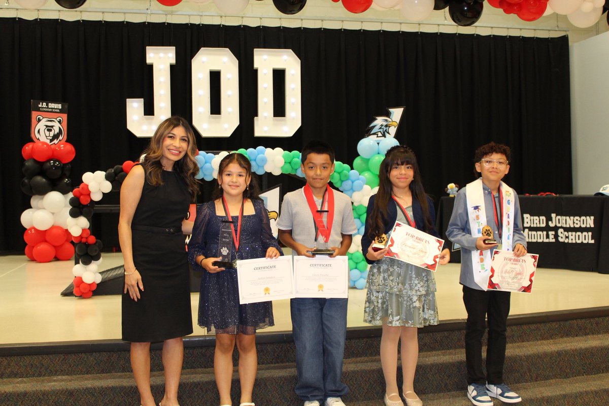 JODavisES1's tweet photo. A BIG congratulations to our 5th graders who are headed off to middle school! #JODsquad https://t.co/ugl40YEbUI