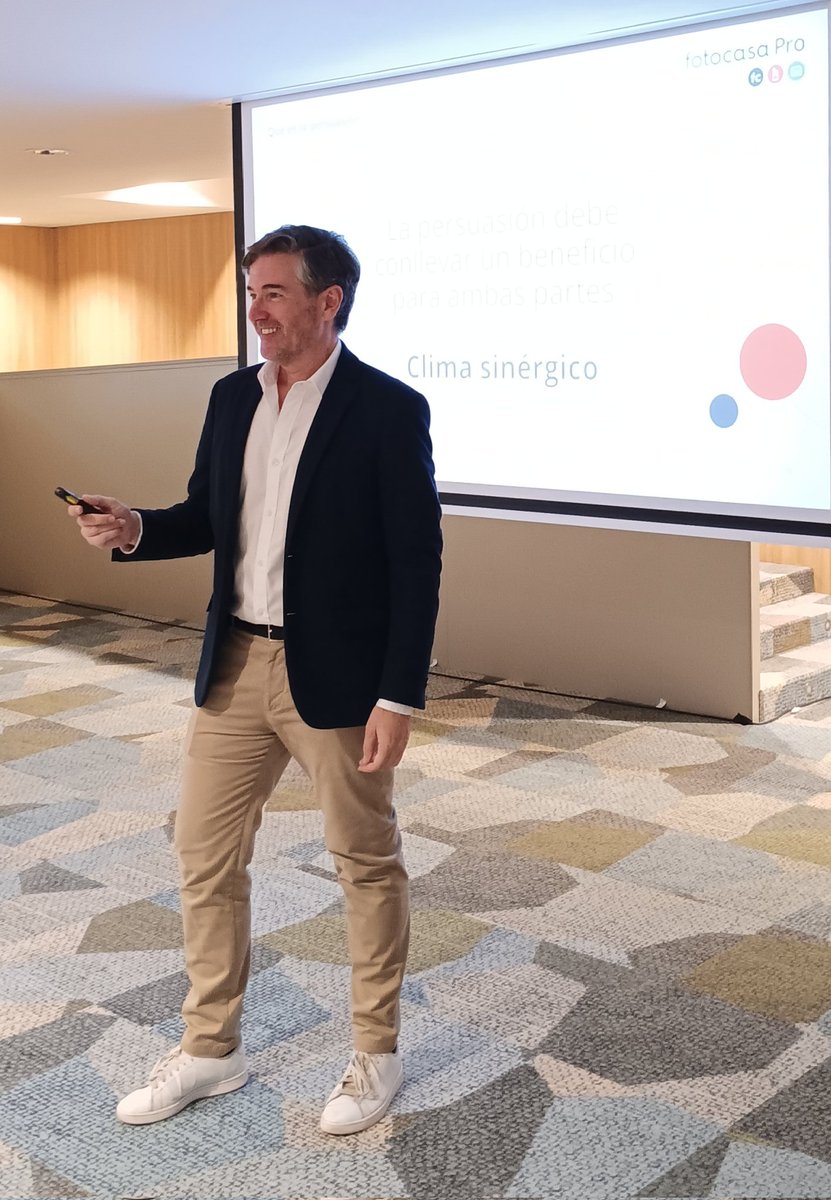_AlbertoPadilla's tweet photo. 📍 Hoy he impartido una sesión de formación en #Málaga para un grupo de profesionales del sector #inmobiliario.

En la sesión, analizamos los elementos clave de la #comunicación #comercial.

@fotocasa @fotocasapro
#Conferencia #Inmobiliarias #sectorinmobiliario #realestate https://t.co/3iGTvOyzcI