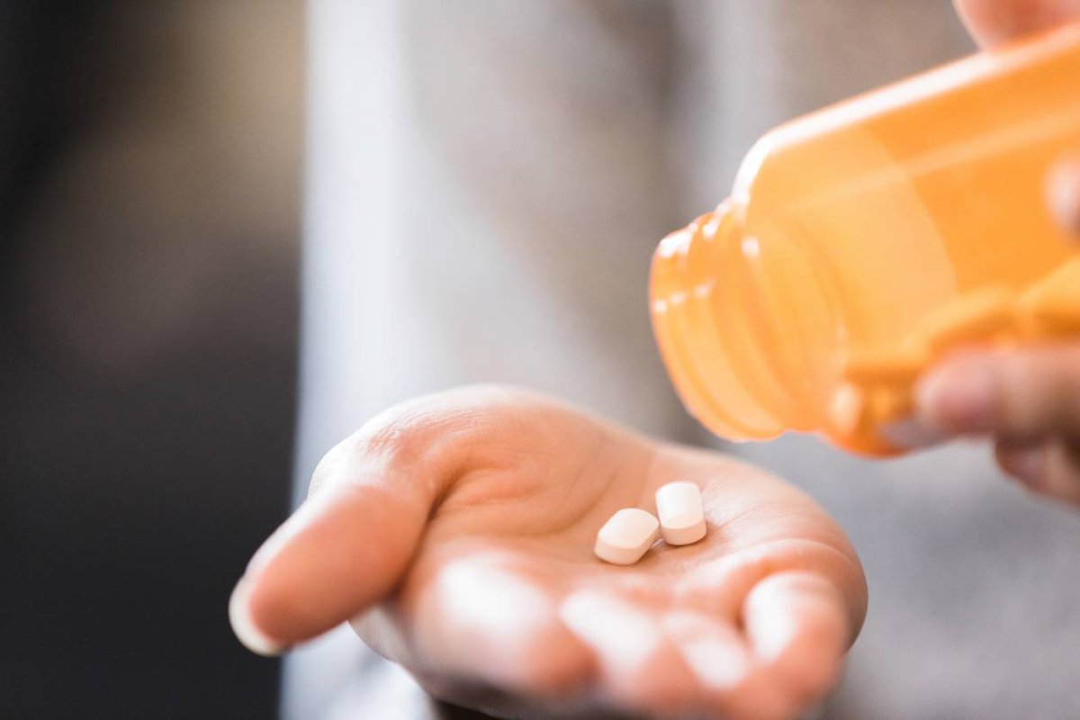GetPalliative's tweet photo. Are you taking 5 or more medications? It is quite common (especially among #olderadults)

The problem? The chances of a poor outcome go up the more medicines you take. 

Learn more about  the risks, what to look out for, and what to do.

https://t.co/MkQbOtsacZ… https://t.co/l2WzvYFL7R