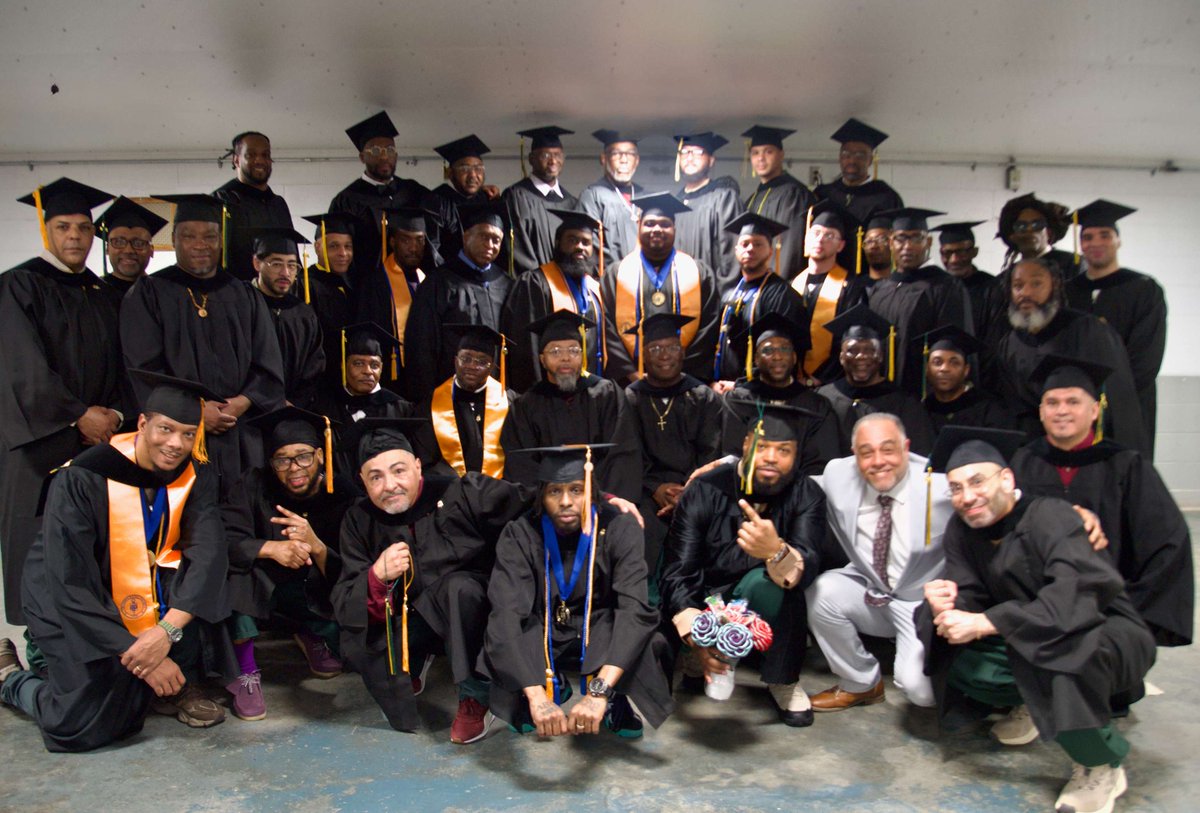 HudsonLink's tweet photo. On May 19th, Hudson Link for Higher Education in Prison celebrated its largest graduation ceremony to date at Green Haven Correctional Facility.

To read the full article, click here: https://t.co/1eBoKwi9RW

To view all commencement photos, click here: https://t.co/VKKbMMligV https://t.co/m7s2zmzehz