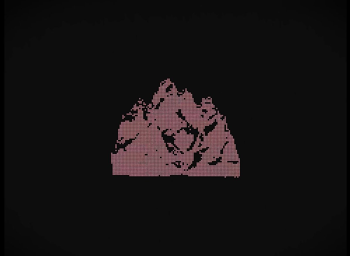 Percless's tweet photo. Siempre me ha gustado de DELLAFUENTE la cohesión conceptual y la coherencia gráfica entre sus proyectos. Van a hacer dos años de «Torii Yama» y ahí figura en «Caravaggio» y en «BRIGADO,». La misma montaña, la misma estilización de estrella de ocho puntas y el mismo tipo de letra.

Cuando fueron a lanzar aquel trabajo, hicieron un evento de presentación de «Los escritos de Torii Yama». Aún no se sabía que iba a ser un proyecto musical, nos inhabilitaron los móviles y solo podíamos escuchar. Los escritos eran básicamente el libreto de letras de las canciones. Al final, había una, «Taracea», que no estaba en la obra final.

«La vida es una taracea.
Cuida lo que deseas
que lo bueno escasea.
La cosa siempre está fea
antes de ser más bonita.

Mi sistema resetea.

¿pa que tú lo necesitas?
— Te debilita.
Tu cerebro marchita.
Claro que tiene el control.

Ni yo me fío, ni ella tampoco se fía.
Me repito: ten la mente fría.
Eso es real: ni eso es verdad, ni eso es mentira.
— Eso es la vida, amor.»

Aquel tema nunca llegó a salir. Sería bonito verla en este nuevo álbum. El tiempo dirá.