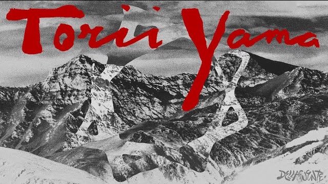 Percless's tweet photo. Siempre me ha gustado de DELLAFUENTE la cohesión conceptual y la coherencia gráfica entre sus proyectos. Van a hacer dos años de «Torii Yama» y ahí figura en «Caravaggio» y en «BRIGADO,». La misma montaña, la misma estilización de estrella de ocho puntas y el mismo tipo de letra.

Cuando fueron a lanzar aquel trabajo, hicieron un evento de presentación de «Los escritos de Torii Yama». Aún no se sabía que iba a ser un proyecto musical, nos inhabilitaron los móviles y solo podíamos escuchar. Los escritos eran básicamente el libreto de letras de las canciones. Al final, había una, «Taracea», que no estaba en la obra final.

«La vida es una taracea.
Cuida lo que deseas
que lo bueno escasea.
La cosa siempre está fea
antes de ser más bonita.

Mi sistema resetea.

¿pa que tú lo necesitas?
— Te debilita.
Tu cerebro marchita.
Claro que tiene el control.

Ni yo me fío, ni ella tampoco se fía.
Me repito: ten la mente fría.
Eso es real: ni eso es verdad, ni eso es mentira.
— Eso es la vida, amor.»

Aquel tema nunca llegó a salir. Sería bonito verla en este nuevo álbum. El tiempo dirá.