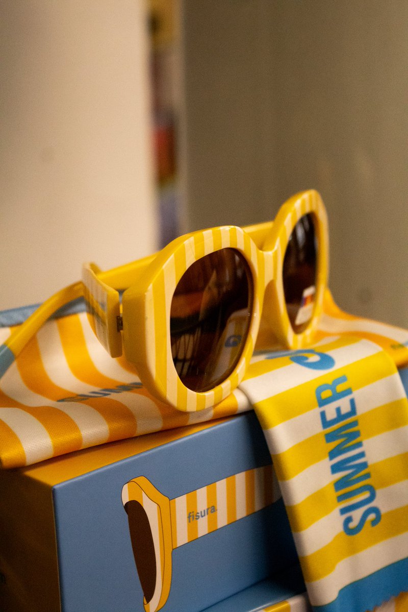 demuseo's tweet photo. 😎 Porque un buen outfit empieza con los accesorios correctos ✨

Atrévete a usar color con los lentes de Fisura.

Disponibles en nuestras sucursales y en https://t.co/3ID4Orlhd0

#FisuraWorld #OutfitGoals #SunglassesStyle #accesorios https://t.co/L6REPguzwu