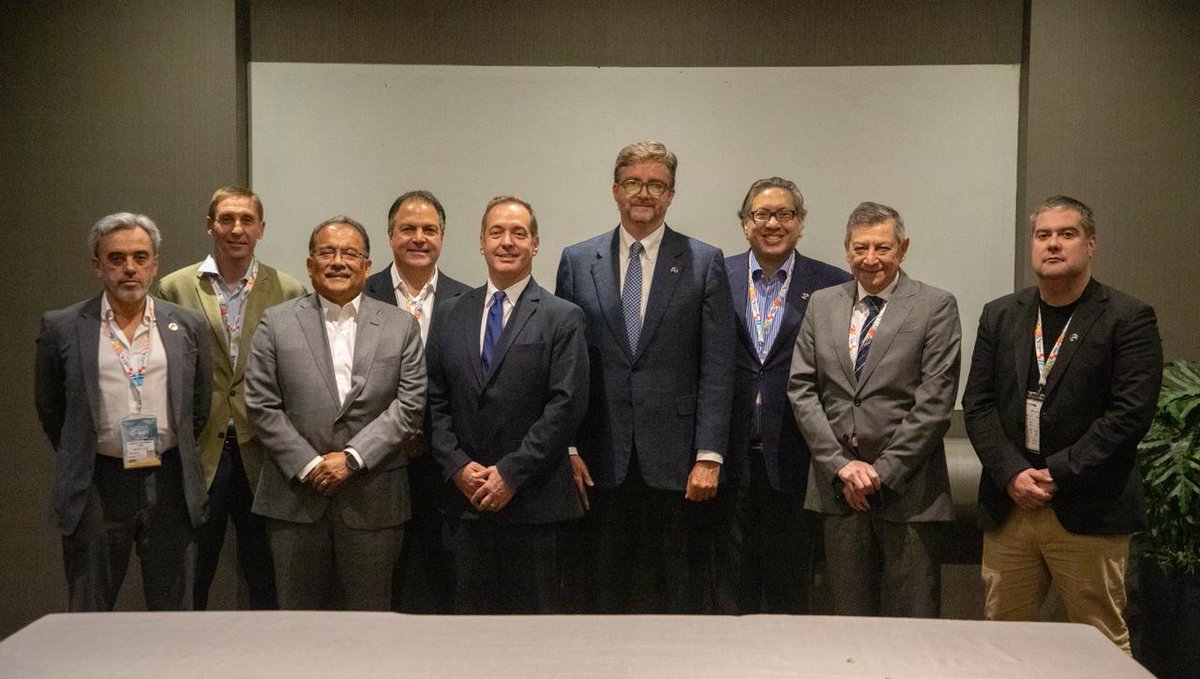 andresmijesmx's tweet photo. En CEAPI, uno de los foros empresariales más importantes de Iberoamérica, dijimos algo muy claro:
Nuevo León merece mucho más.

Porque cuando hay gobiernos sin rumbo, el estado pierde inversiones, tiempo y oportunidades.
Pero cuando hay seriedad, coordinación y capacidad, el crecimiento se multiplica. 
La 4TNorteña ya ha demostrado que esa es la fórmula. 

Tenemos todo para ser líderes de América Latina. Solo falta volver a hacer bien las cosas.
Sí a la inversión. No a la extorsión.