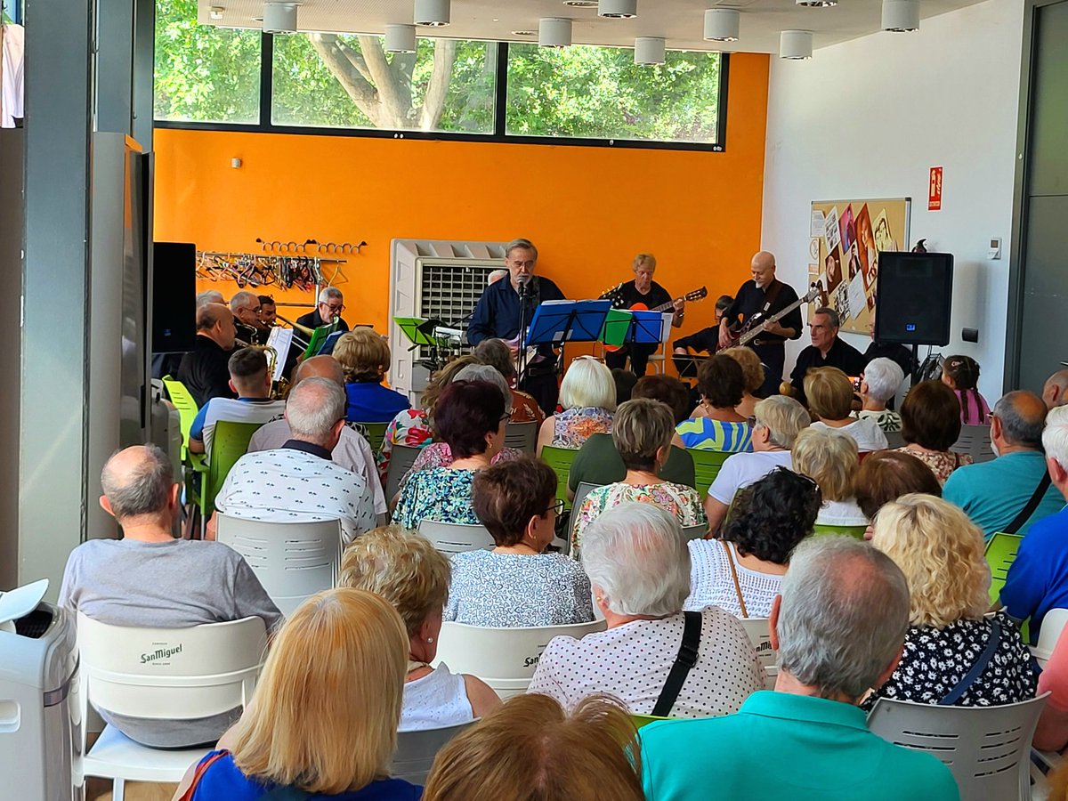 PSOEAlcaladeH's tweet photo. 🎸 MAYORES | Nuestro concejal @CastillejoCalvo ha asistido esta tarde al concierto de la Banda de Música del Centro de Mayores Municipal de El Val.

🤗 Gracias por la invitación, ha sido un placer disfrutar de la actuación. https://t.co/NrvvgdAXsd