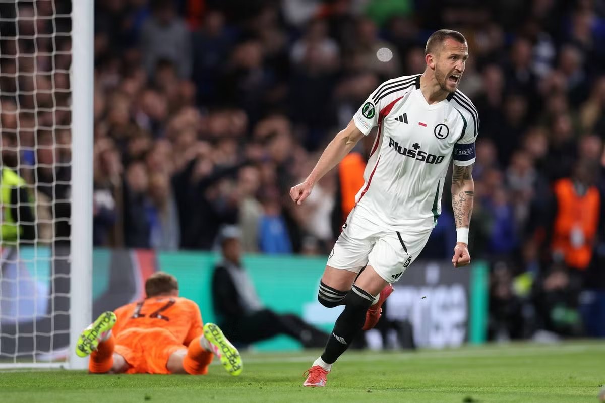 cefoza's tweet photo. Tomáš Pekhart ukončil v 37 letech svou bohatou kariéru!
Nejvýraznější stopu zanechal v 🇵🇱 Legii Varšava:
173 utkání
63 gólů
8 asistencí
2x vítěz 🇵🇱 ligy a poháru, 1x superpoháru
20/21 nejlepší střelec 🇵🇱 ligy
Druhý nejlepší zahraniční střelec v dějinách klubu!
Gól proti Chelsea https://t.co/0XVrCHpkm1