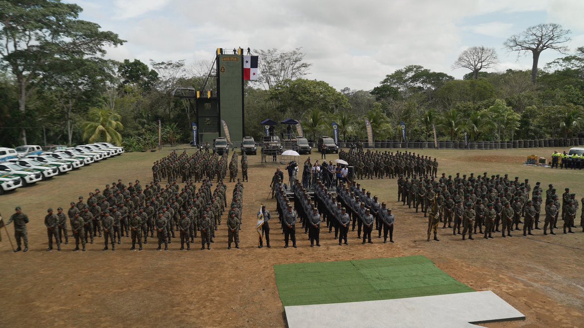 presidenciapma's tweet photo. 324 nuevos agentes e inspectores migratorios se suman hoy a la Fuerza Pública de Panamá 🇵🇦

285 de Senafront y 39 del Servicio Nacional de Migración, formados bajo el más alto estándar. El presidente @JoseRaulMulino estuvo presente. Bienvenidos, Promoción XXIV-B "General José de Fábrega". 👮

🔗 Nota completa: https://t.co/cmNP4zLCdE
