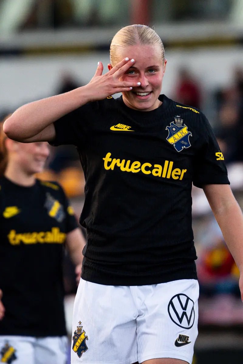 talangkollen's tweet photo. 17-åriga Ellie Junetoft, framspelad av 18-åriga Nova Selin, låg bakom ett av målen när AIK ikväll besegrade regerande mästarna BK Häcken med 2–1 på hemmaplan! 💥🤯 https://t.co/wcLurgaQiz