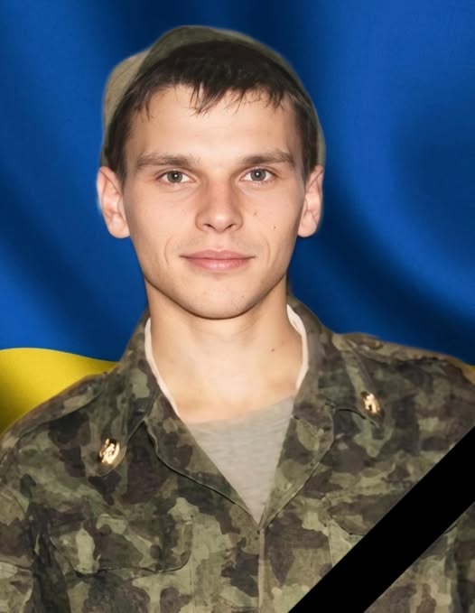pogrebeckij's tweet photo. Сарненська міська рада
 Із сумом повідомляємо про смерть солдата Чижа Петра Григоровича — жителя села Одринки.
Петро Григорович народився 2 лютого 1981 року. Після закінчення школи навчався у Сарненському СПТУ-22. У 1999–2000 роках проходив строкову службу у Збройних силах України. Повернувшись додому, працював у колгоспі ім. Шевченка. Був працьовитою, щирою та доброю людиною, яку поважали односельці, рідні та друзі.
24 квітня 2026 року був прийнятий на військову службу до лав 5-ї окремої штурмової бригади на посаду стрільця.
📷 28 квітня 2026 року, перебуваючи на службі в Харківській області, військовослужбовець помер.
Біль цієї втрати для родини є особливо тяжким, адже брат Петра Григоровича — Олександр — загинув у листопаді 2023 року під час виконання бойового завдання в Запорізькій області.
У скорботі залишилися мати Єфросинія Артемівна, брати Василь, Сергій, Роман, сестри Тамара та Раїса, рідні, близькі, друзі та всі, хто знав Петра Григоровича.
📷 Щиро співчуваємо рідним і близьким покійного та розділяємо біль важкої втрати.
Світла пам’ять і вічний спокій…