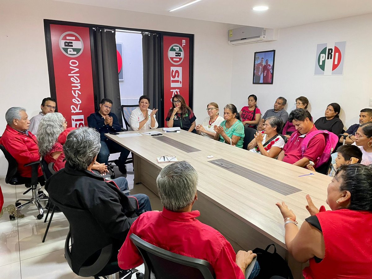 PRIOaxaca_'s tweet photo. La presidenta Carmelita Ricárdez y el secretario general Jesús Madrid tomaron protesta al Comité Seccional 504 de Oaxaca de Juárez, resultado del trabajo y gestión de Rebeca Cervantes, delegada en la capital, fortaleciendo la organización territorial del PRI. https://t.co/vEDB7aL93e