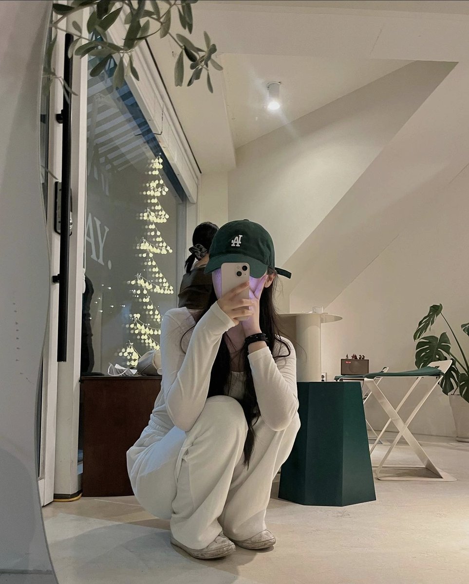i_m_winter's tweet photo. 안녕하세요! 늦은시간에 인사드립니당!!
겨울님께 계정 넘겨받아서 활동하게 됐습니다 
잘 부탁드려요!!
얼공은 마지막까지 하지말라고 하셔서 절대 안 할거에요.!! https://t.co/UCg2673NHH
