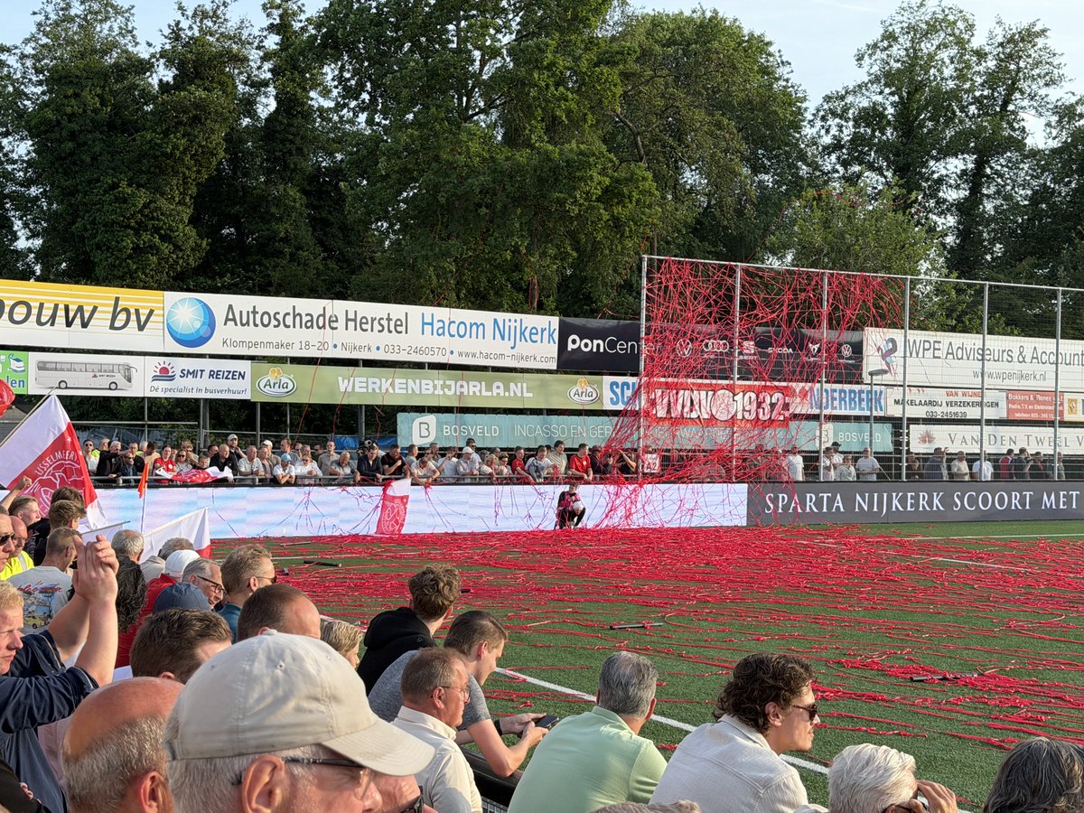 NEC_QAC's tweet photo. Gezellige drukte bij de derby Sparta Nijkerk - IJsselmeervogels voor promo/degradatie 2e/3e divisie. Mannetje of 2750 denken we… #spaijs https://t.co/27k1HKsBpL