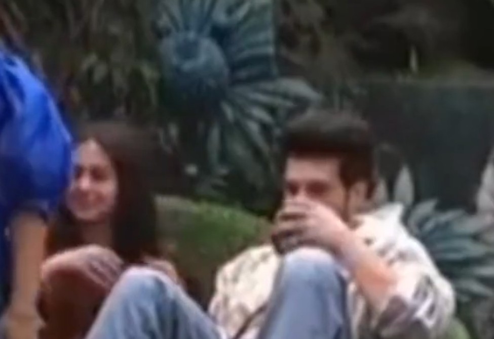 MindfulMoment19's tweet photo. Sharing "tea" together... In the same cup. 
Couldn't help but notice 🤭🧿
#TejRan https://t.co/N5kzXKhOWa