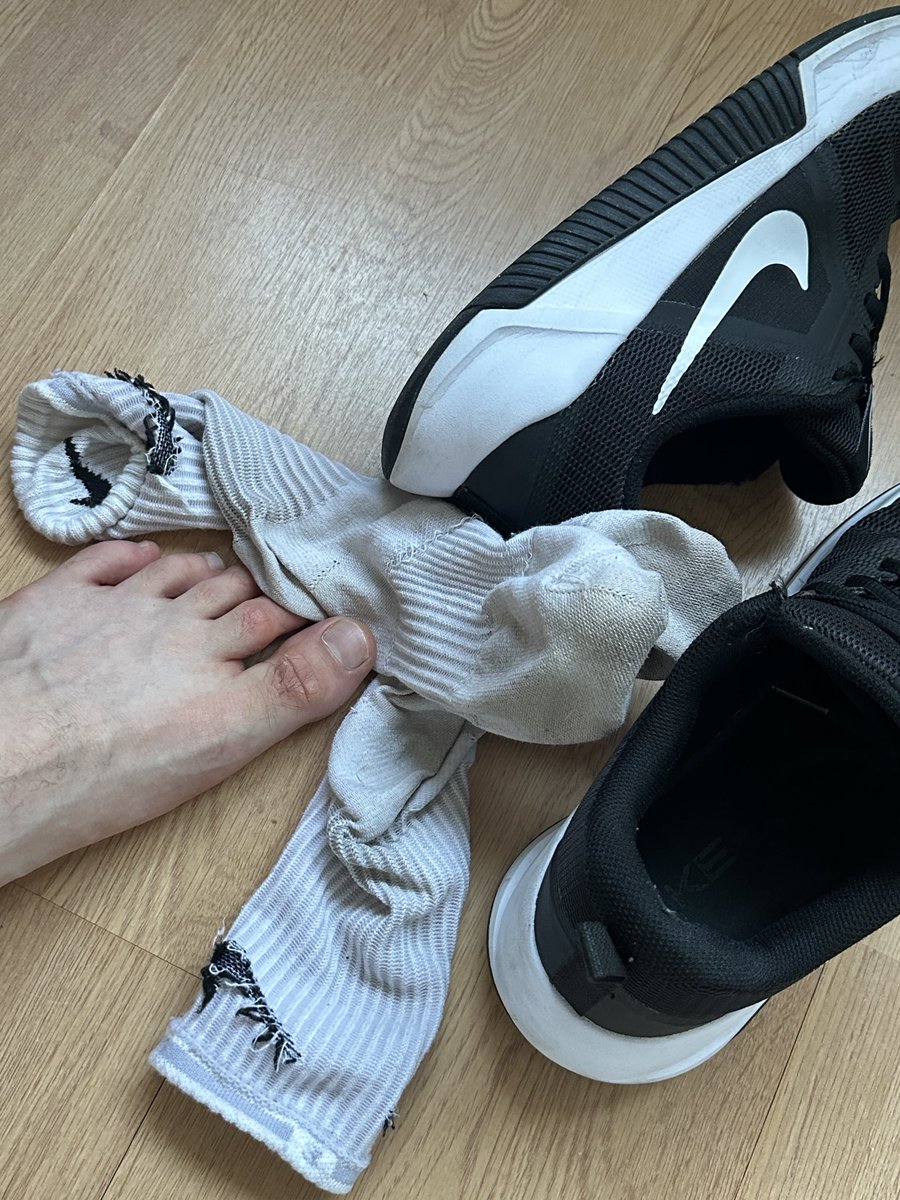 DomLawrence's tweet photo. ¿ Qué perdedor quiere oler el sudor de un macho alfa después de entrenar ? Estos calcetines huelen muy fuerte. 
¿A qué esperas para cumplir con tu obligación ? 

🥴😈🤑

#feetfetısh #alphafindom #feetalpha https://t.co/HdqWZ2iD8T