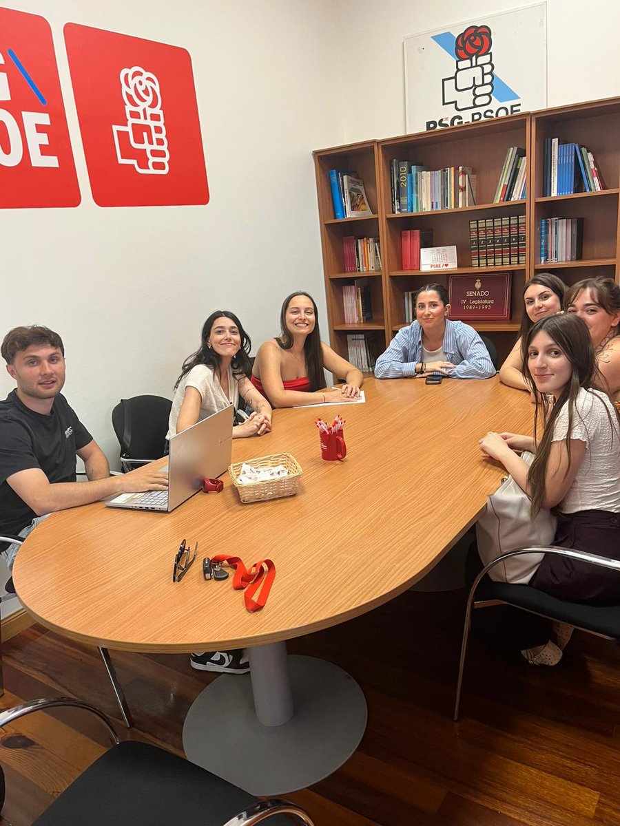 Ana_Alvite_'s tweet photo. Seguimos sumando quilómetros e ideas para a nova etapa das XSG. 🌹

Grazas á militancia de Pontevedra por un encontro cheo de achegas vitais. O noso proxecto só ten sentido se escoitamos a quen defende os nosos dereitos día a día nos concellos. É AGORA. ✊ https://t.co/w9HSwOeAvv