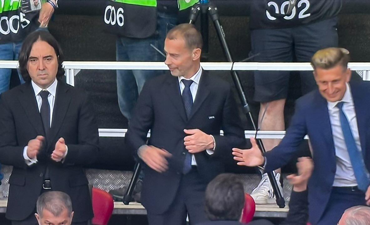 ragionedistato's tweet photo. I presidenti di Rayo Vallecano e Crystal Palace sono letteralmente Ruggero dei Timidi e Lucchetta.
Che notte per Ceferin. https://t.co/iv80hP05ko