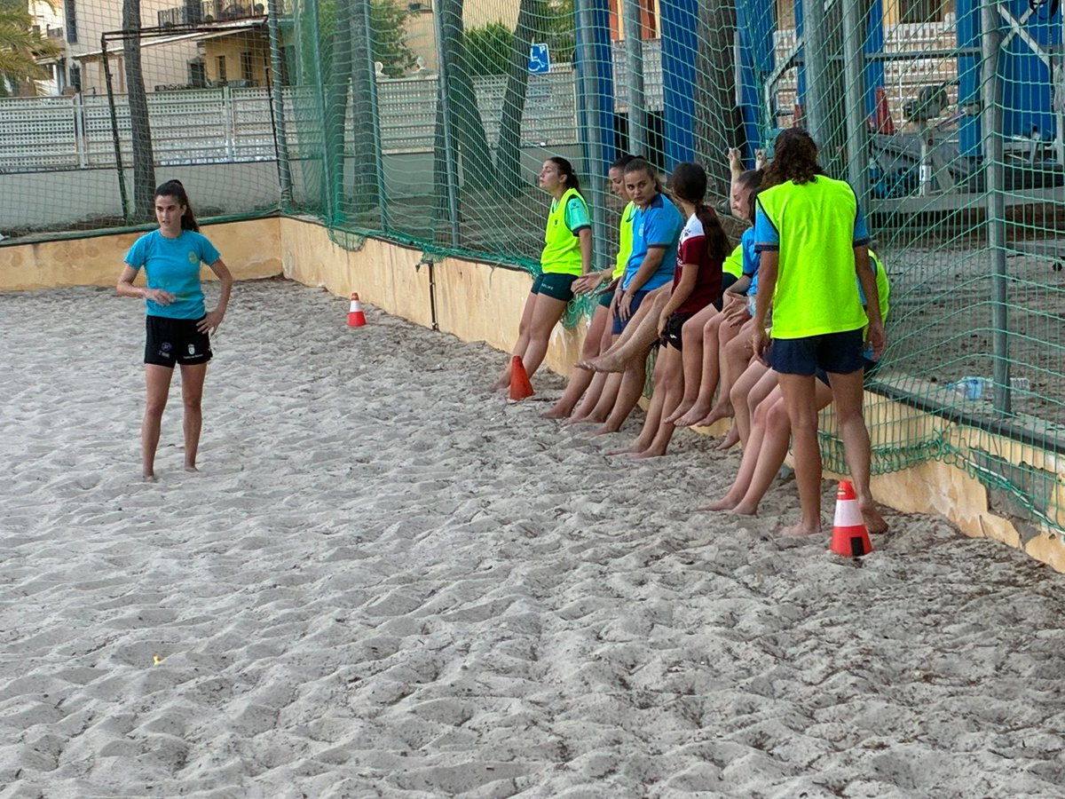 ffrm_se's tweet photo. 💪🌴 | Entrenamiento de la FFRM Sub-20 femenina de fútbol playa.

📍 CAR de Los Alcázares / #VamosFFRM https://t.co/U4PsqOsiLg