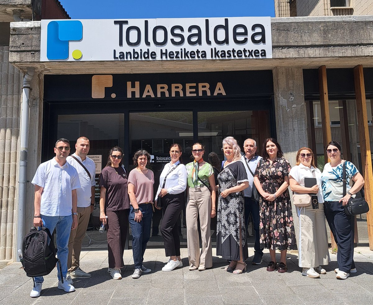 TolosaldeaLH's tweet photo. . @tknika -ren bitartez Mazedoniako 🇲🇰 hainbat hezkuntza eragile eta lanbide heziketaren ordezkari, ikastetxea eta gure lana egiteko modua ezagutzen izan ditugu https://t.co/FpUC3IJ7MF