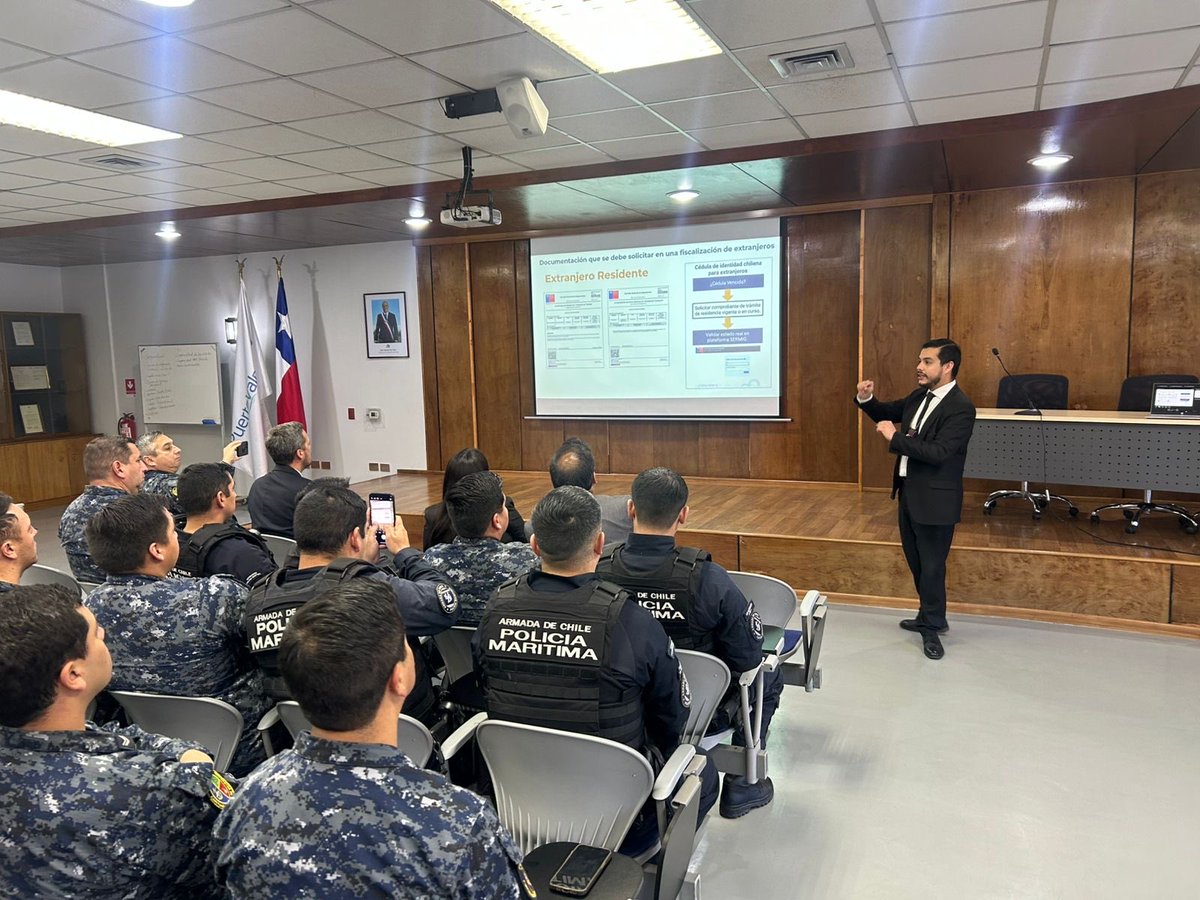 Capuertovalp's tweet photo. ⚓️ Personal de Policía Marítima participó en capacitación impartida por la PDI sobre la Ley de Migración y Extranjería.

La jornada permitió reforzar conocimientos en controles migratorios, identificación de infracciones y coordinación interinstitucional, fortaleciendo las capacidades del personal para los procedimientos desarrollados en el ámbito marítimo-portuario.