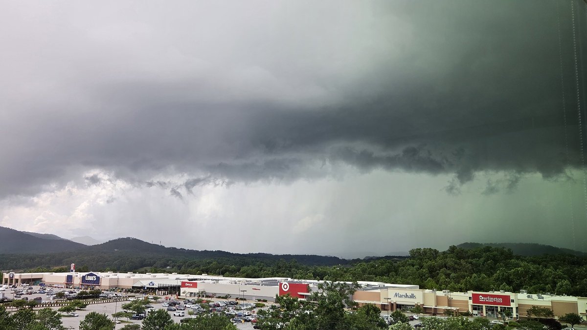 AUSstormreport's tweet photo. From Asheville Airport, looking northwest. 3:05pm est. #ncwx https://t.co/we8Ogj1wNE
