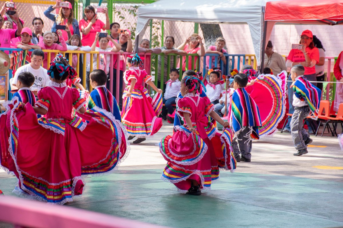 NancyNunezmx's tweet photo. 🌸✨ Pequeños Grandes Talentos  Encuentro de Danza Folklórica en el Jardín de Niños Amanecer 🇲🇽🏫

Gracias por esta invitación especial; fue un honor ver los bailables de las niñas y niños de seis de nuestros  jardines de niños. 👧🏽🧒🏽✨

#BienestarParaElPueblo

Este encuentro fue un gran ejemplo de unidad y fortaleza en nuestras infancias. Desde nuestro gobierno seguiremos impulsando actividades que  los fortalezcan e impulsen a cumplir  sus sueños.🎶🌸