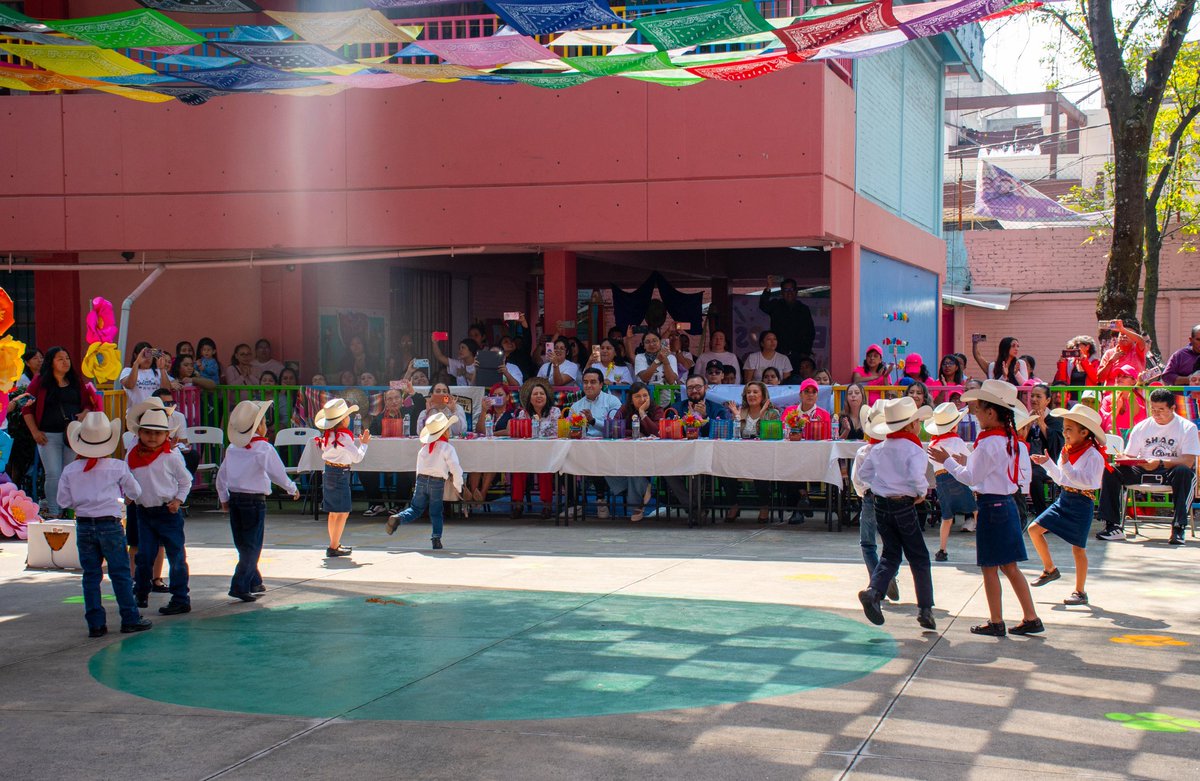 NancyNunezmx's tweet photo. 🌸✨ Pequeños Grandes Talentos  Encuentro de Danza Folklórica en el Jardín de Niños Amanecer 🇲🇽🏫

Gracias por esta invitación especial; fue un honor ver los bailables de las niñas y niños de seis de nuestros  jardines de niños. 👧🏽🧒🏽✨

#BienestarParaElPueblo

Este encuentro fue un gran ejemplo de unidad y fortaleza en nuestras infancias. Desde nuestro gobierno seguiremos impulsando actividades que  los fortalezcan e impulsen a cumplir  sus sueños.🎶🌸
