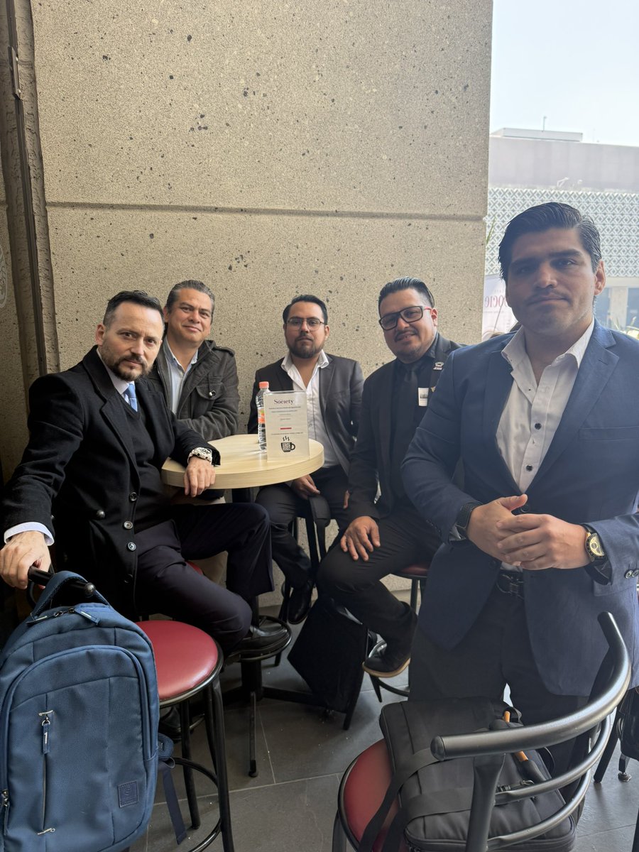 raultortolero1's tweet photo. -𝐂𝐎𝐌𝐔𝐍𝐈𝐂𝐀𝐃𝐎 𝐃𝐄 𝐏𝐑𝐄𝐍𝐒𝐀-

“𝐋𝐀 𝟒𝐓 𝐔𝐒𝐀 𝐋𝐀𝐒 𝐈𝐍𝐒𝐓𝐈𝐓𝐔𝐂𝐈𝐎𝐍𝐄𝐒 𝐃𝐄 𝐉𝐔𝐒𝐓𝐈𝐂𝐈𝐀 𝐏𝐀𝐑𝐀 𝐏𝐄𝐑𝐒𝐄𝐂𝐔𝐂𝐈Ó𝐍 𝐏𝐎𝐋Í𝐓𝐈𝐂𝐀”: 𝐂𝐎𝐍𝐒𝐄𝐉𝐎 𝐍𝐀𝐂𝐈𝐎𝐍𝐀𝐋 𝐃𝐄 𝐍𝐔𝐄𝐕𝐀 𝐃𝐄𝐑𝐄����𝐇𝐀

• Instituciones de procuración de justicia operan como brazo ejecutor de los intereses de Morena • Maniobra autoritaria fue diseñada para neutralizar a Maru Campos • El régimen socialista da una protección a los suyos que sólo se encuentra en las dictaduras latinoamericanas

𝐂𝐢𝐮𝐝𝐚𝐝 𝐝𝐞 𝐌é𝐱𝐢𝐜𝐨, 𝐚 𝟐𝟕 𝐝𝐞 𝐦𝐚𝐲𝐨 𝐝𝐞 𝟐𝟎𝟐𝟔
El Consejo Nacional de Nueva Derecha manifiesta su firme respaldo a la gobernadora de Chihuahua Maru Campos ante la evidente instrumentalización de la Fiscalía General de la República (FGR) con fines de persecución política. Lo que hoy presenciamos no es un ejercicio de justicia, sino una maniobra autoritaria diseñada para neutralizar a una figura opositora que ha demostrado capacidad, valentía y resultados concretos en el combate al crimen organizado, llegando incluso a desmantelar laboratorios de sustancias ilícitas que el régimen actual ha tolerado mediante su fallida estrategia de seguridad pública.
Es inaceptable observar cómo las instituciones de procuración de justicia operan como brazo ejecutor de los intereses de Morena, mientras el gobierno federal mantiene una impunidad absoluta sobre sus propios integrantes, cuyas irregularidades y actos de corrupción son ignorados de manera sistemática. Esta disparidad confirma la existencia de una justicia selectiva: mientras se fabrica un caso contra quienes defienden el Estado de Derecho, los aliados del oficialismo disfrutan de una protección que sólo se encuentra en las dictaduras latinoamericanas.
En otro frente, resulta irónico y profundamente hipócrita que el régimen pretenda utilizar la narrativa de la “intervención extranjera” para pretender proponer una reforma para anular procesos democráticos que no les favorecen. Si el criterio de intervención es la vara con la que se pretende medir, es imperativo que las autoridades investiguen de forma inmediata y exhaustiva el apoyo que Morena podría haber recibido por parte de regímenes extranjeros hostiles como China, Rusia, Irán, Cuba, y Venezuela. Antes de perseguir opositores, el Estado debe rendir cuentas sobre la soberanía comprometida ante los enemigos de la libertad.
Desde el Consejo Nacional de Nueva Derecha, reafirmamos que el camino hacia la prosperidad y la seguridad sólo es posible a través del respeto estricto a los valores, la autonomía de las instituciones, la libertad y la propiedad privada. No permitiremos que la retórica del odio y el aparato estatal se conviertan en las herramientas para silenciar a la oposición.
𝐃𝐫. 𝐑𝐚ú𝐥 𝐓𝐨𝐫𝐭𝐨𝐥𝐞𝐫𝐨, 𝐏𝐫𝐞𝐬𝐢𝐝𝐞𝐧𝐭𝐞 𝐝𝐞𝐥 𝐂𝐨𝐧𝐬𝐞𝐣𝐨 𝐍𝐚𝐜𝐢𝐨𝐧𝐚𝐥 𝐝𝐞 𝐍𝐮𝐞𝐯𝐚 𝐃𝐞𝐫𝐞𝐜𝐡𝐚 𝐋𝐢𝐜. 𝐀𝐧𝐚 𝐌𝐚𝐫í𝐚 𝐋𝐮𝐧𝐚, 𝐂𝐨𝐨𝐫𝐝𝐢𝐧𝐚𝐜𝐢ó𝐧 𝐄𝐬𝐭𝐚𝐝𝐨𝐬 𝐃𝐫. 𝐂𝐡𝐫𝐢𝐬 𝐓𝐨𝐥𝐞��𝐨, 𝐉𝐞𝐟𝐞 𝐂𝐨𝐦𝐮𝐧𝐢𝐜𝐚𝐜𝐢ó𝐧 𝐌𝐭𝐫𝐨. 𝐀𝐥𝐞𝐣𝐚𝐧𝐝𝐫𝐨 𝐅𝐥𝐨𝐫𝐞𝐬, 𝐉𝐞𝐟𝐞 𝐂𝐨𝐦𝐢𝐬𝐢ó𝐧 𝐝𝐞 𝐄𝐝𝐮𝐜𝐚𝐜𝐢ó𝐧 𝐋𝐢𝐜. 𝐕í𝐜𝐭𝐨𝐫 𝐂𝐚𝐛𝐫𝐞𝐫𝐚, 𝐉𝐞𝐟𝐞 𝐝𝐞 𝐥𝐚 𝐂𝐨𝐦𝐢𝐬𝐢ó𝐧 𝐕𝐢𝐧𝐜𝐮𝐥𝐚𝐜𝐢ó𝐧 𝐒𝐨𝐜𝐢𝐚𝐥 𝐋𝐢𝐜. 𝐓𝐡𝐨𝐧𝐲 𝐄𝐬𝐩í𝐧, 𝐉𝐞𝐟𝐞 𝐂𝐨𝐦𝐢𝐬𝐢ó𝐧 𝐕𝐚𝐥𝐨𝐫𝐞𝐬 𝐂𝐫𝐢𝐬𝐭𝐢𝐚𝐧𝐨𝐬 𝐋𝐢𝐜. 𝐃𝐚𝐧𝐢𝐞𝐥 𝐄𝐜𝐡𝐞𝐯𝐞𝐫𝐫í𝐚, 𝐉𝐞𝐟𝐞 𝐂𝐨𝐦𝐢𝐬𝐢ó𝐧 𝐄𝐜𝐨𝐧𝐨𝐦í𝐚 𝐲 𝐏𝐫𝐨𝐩𝐢𝐞𝐝𝐚𝐝 𝐏𝐫𝐢𝐯𝐚𝐝𝐚 𝐌𝐭𝐫𝐨. 𝐑𝐢𝐜𝐚𝐫𝐝𝐨 𝐎𝐥𝐢𝐯𝐚𝐫𝐞𝐬, 𝐉𝐞𝐟𝐞 𝐂𝐨𝐦𝐢𝐬𝐢ó𝐧 𝐋𝐞𝐲 𝐲 𝐉𝐮𝐬𝐭𝐢𝐜𝐢𝐚

----
@RicardoBSalinas
@lucianopascoe 
@Excelsior
@DerechaDiarioMX
@gaceta_es
@DesdeLaFeMx
@proceso
@adn40
@El_Universal_Mx
@diario24horas
@AtypicalTeve
@revistaetcetera
@Reforma
@Milenio
@PanAmPost_es
@ReutersLatam
@AP
@eleconomista
@CodigoMagentaMx
@LPOmx 
@realDonaldTrump
@beltrandelrio
@RicardoAlemanMx
@LuisCardenasMx
@IglesiaMexico
@IrvingPineda
@JoseCardenas1
@LillyTellez
@RealArturoH
@qz_emi
@SecRubio
@DeputySecState
@JorgeRoHe
@MaruCampos_G 
@AccionNacional
