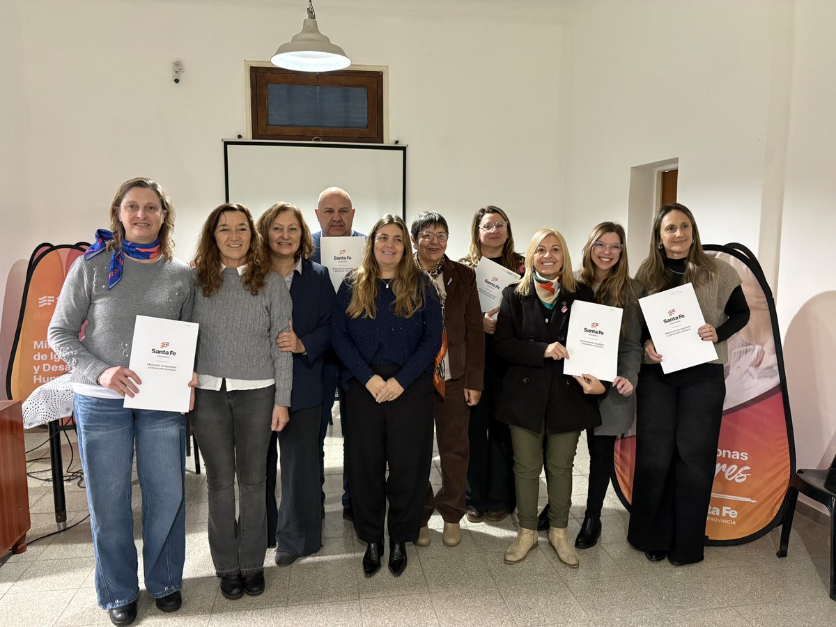 DiStefanoSil's tweet photo. Junto a siete localidades del departamento San Lorenzo, firmamos convenios para desarrollar programas de @GobSantaFe destinados a personas mayores. Una política pública con herramientas concretas para que nuestros adultos disfruten de actividades recreativas durante todo el año. https://t.co/okqg8WgxIo