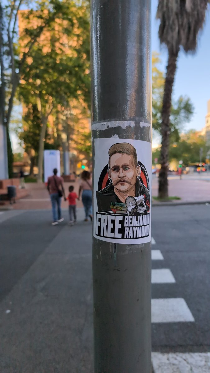 stmrti_rmigraci's tweet photo. #BarriBesos volvió a demostrar nuevamente ante toda #Barcelona, su defensa de la #LibertadDeExpresión defendiendo al #presopolitico #Europeo #BenjaminRaymond y #los #martires #UrsulaHaverbeck y #Quentinderanque #MaresmeiForum #BesosMar #Catalunya #SantMarti https://t.co/jQrFoWQ6je
