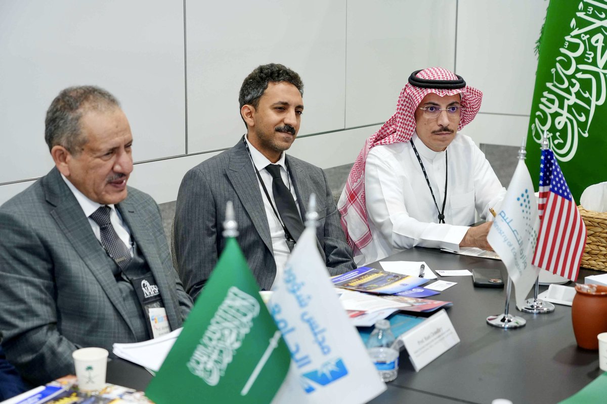 JoufUniversity's tweet photo. ضمن مشاركتها في مؤتمر ومعرض #NAFSA2026، #جامعة_الجوف تعقد سلسلة من الاجتماعات الثنائية المشتركة مع جامعتي ولاية كاليفورنيا و تلسا وعدد من المؤسسات التعليمية المرموقة بهدف تعزيز التعاون الأكاديمي والبحثي في مجالات الابتكار والتحول الرقمي والذكاء الاصطناعي وبناء شراكات دولية  بحثية وتطبيقية في مجالات الطاقة المتجددة والاستدامة والتقنيات الذكية، وتبادل الخبرات في ربط البحث العلمي بالصناعة وتحويل الأبحاث إلى حلول اقتصادية وتقنية مستدامة.
#وزارة_التعليم 
#مجلس_شؤون_الجامعات 
#نافسا_2026