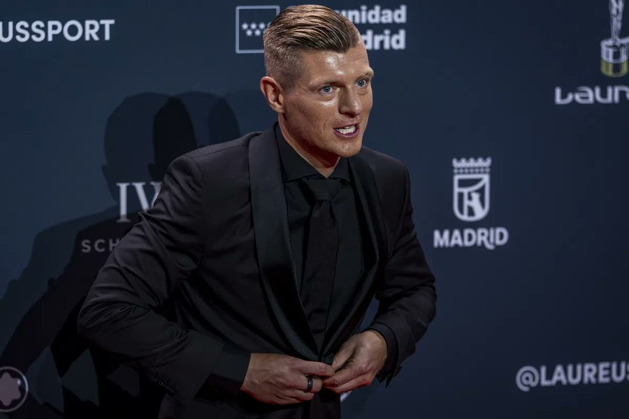 توني كروس يتفق إلى حدٍ كبير مع قائمة يوليان ناغلسمان لكأس العالم. لكن أسطورة ألمانيا يرى أن هناك اسمًا كان يستحق التواجد في القائمة المدافع يان بيسيك، لاعب رودا السابق ونجم الدفاع المتألق حاليًا. غيابه أثار علامات استفهام حتى لدى كروس نفسه! المصدر: بيلد 