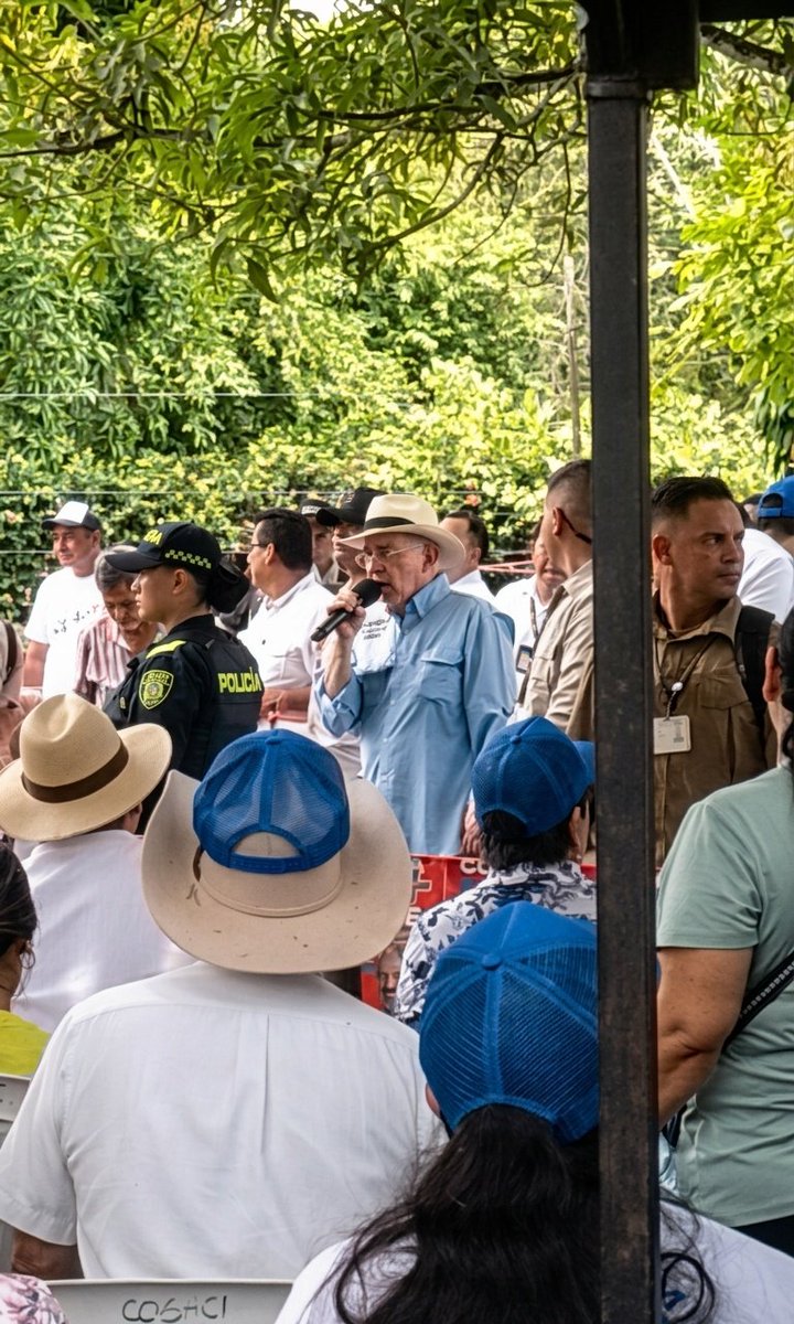 CDEscobar95's tweet photo. @AlvaroUribeVel:  Larga vida al rey, a su señoría, al papá de papaes, a don Álvaro Uribe Vélez, quien hoy en Cimitarra Santander reafirmó que aunque @petrogustavo le quitó tierras a finqueros del pueblo para dárselas a los del Catatumbo🥷🏼 , aquí sigue siendo el papá njd 🐓 https://t.co/PSzAKHAnTR