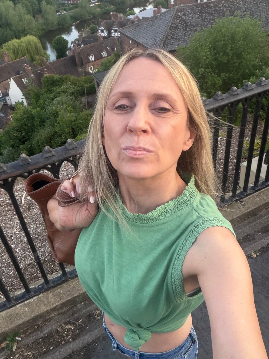 Anna Jewes tweet media