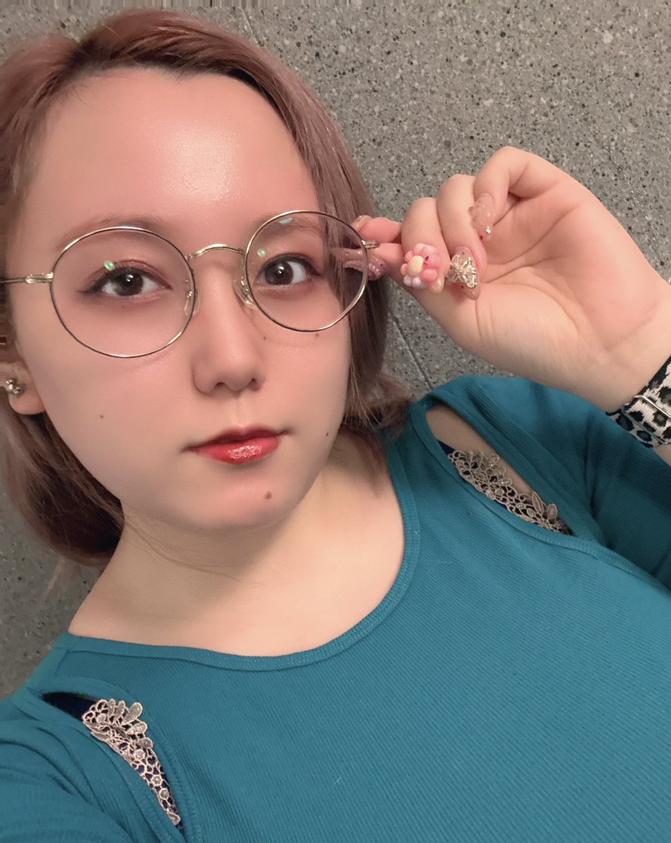 Hennanene0920's tweet photo. 客に目元だけごりごり化粧頼まれて入ってすぐ30分化粧したやつ(家で軽くベースはしたけど) https://t.co/cQvwcerFX6