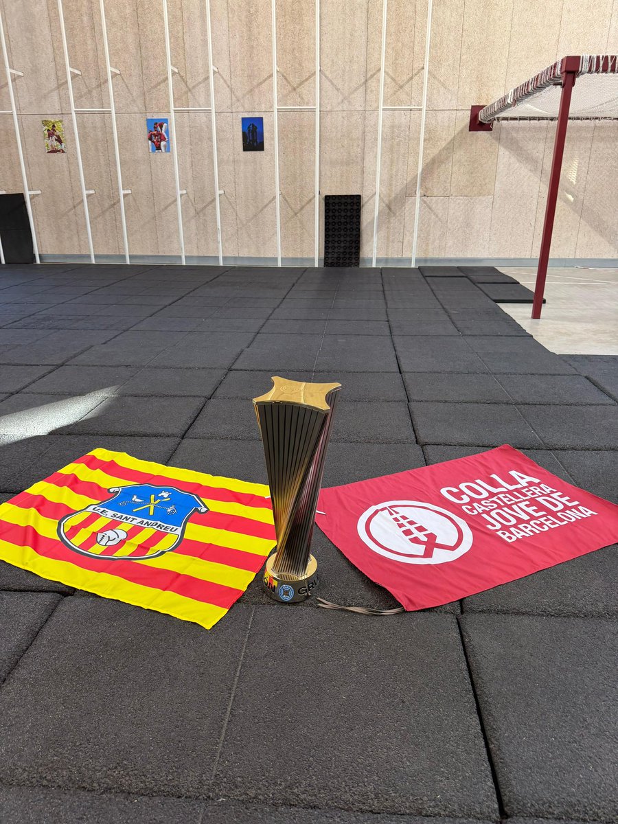 jovedebarcelona's tweet photo. Divendres passat vam tenir una visita molt especial! Vam rebre a la copa de Campions de la @uesantandreu!!

Quin orgull més gran pertànyer i col·laborar amb aquesta gran família!!

FELICITATS, CAMPIONS!! https://t.co/Znp5Ne1bOn