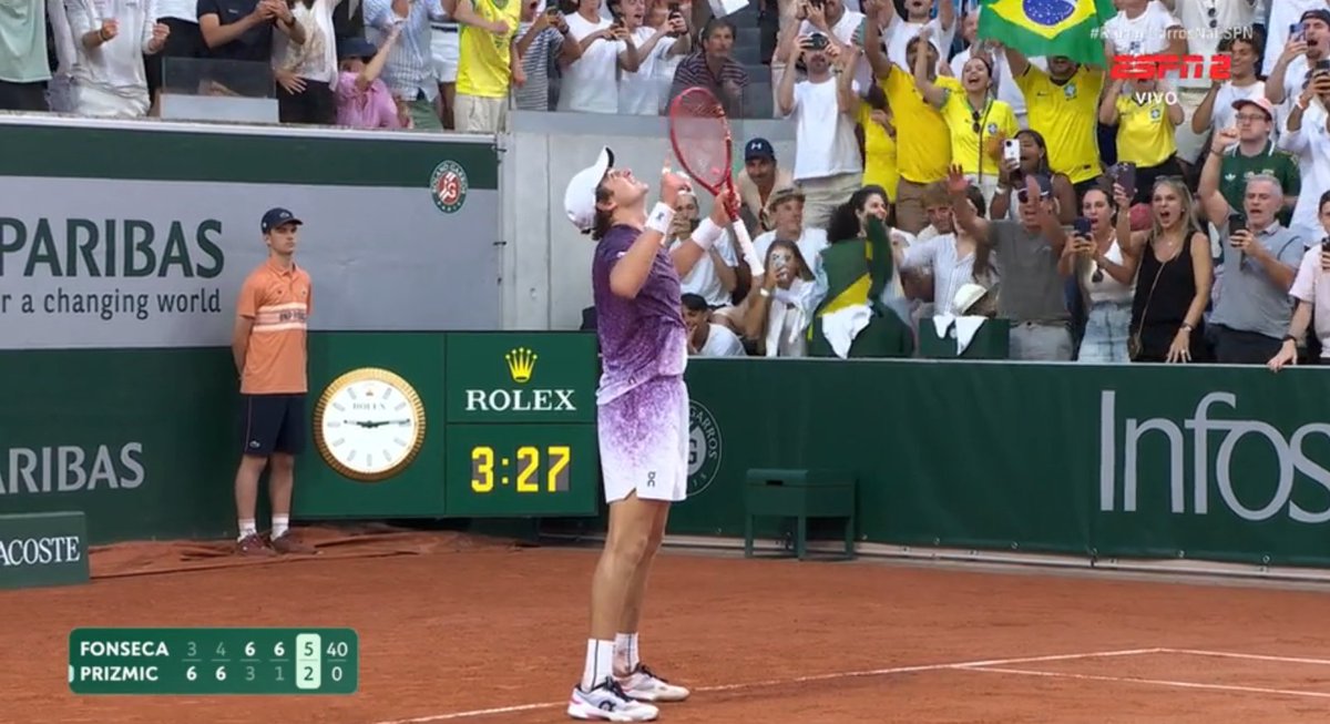 InfoTenisBrasil's tweet photo. 🇧🇷JOÃO FONSECA vence de virada e vai enfrentar 🇷🇸DJOKOVIC na R3 de Roland Garros!

Debativelmente uma das maiores vitórias da carreira do 🇧🇷FONSECA! 

3/6 - 4/6 - 6/3 - 6/1 - 6/2

Virar um 0-2 contra um jogador na fase do 🇭🇷PRIZMIC é coisa de quem será grande. 

VAMOOOOOS!