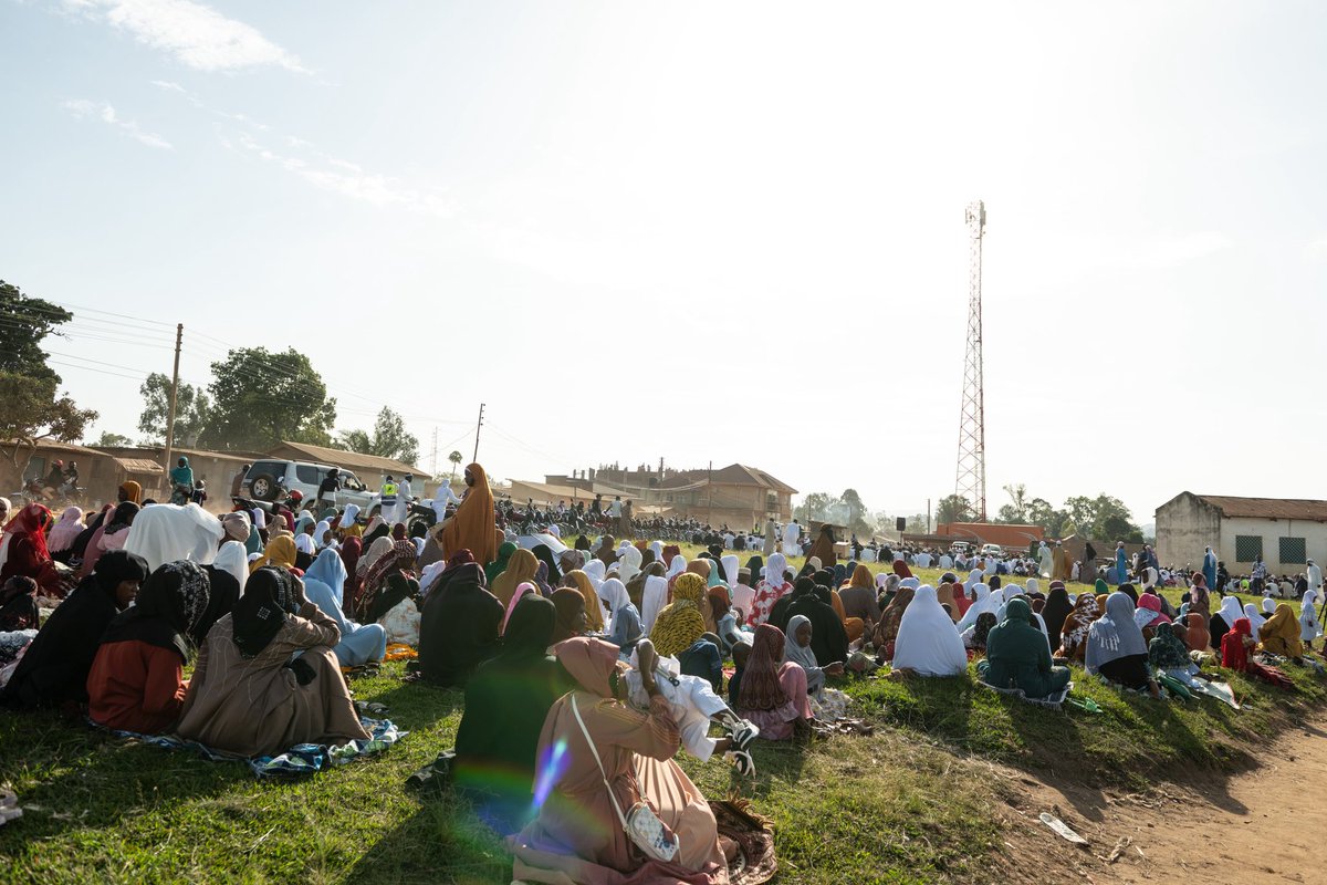 moses_sawasawa's tweet photo. À Bunia, l’Aïd el-Adha a été célébré sous l’ombre d’Ebola.
Entre prières, peur et manque d’eau dans certains camps de déplacés, beaucoup tentent malgré tout de garder espoir.
Même au cœur de l’épidémie, la vie continue. #Bunia #Ebola #EidAlAdha #DRC https://t.co/LKkTiZEPMZ