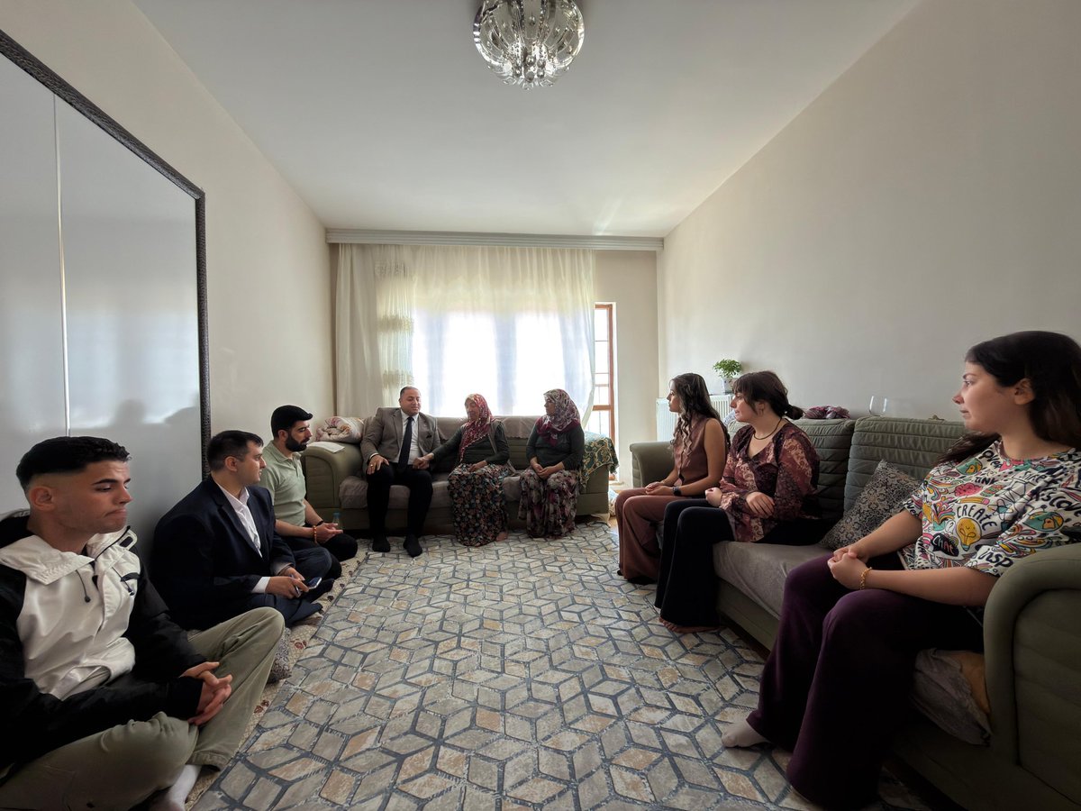 mikramarslan's tweet photo. 📍 Mavikent

Yürütme ve Yönetim Kurulu üyelerimizle birlikte, bayram vesilesiyle Şehit Mehmet Kabadayı’nın kıymetli ailesini ziyaret ettik.

Aziz şehidimizin emanetine sahip çıkmak, vefa duygumuzu diri tutmak en büyük sorumluluğumuz.

Bu anlamlı günde kıymetli ailesinin bayramını kutladık, dualarımızda bir olduk. 🇹🇷✨

@avyusufibis 
@osmannazlier 
@ferdisenel25 
@avmustafadurmus 
@AKGenclikGM 
@akgencsahinbey
