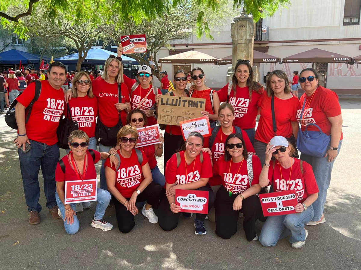 MariaJose_66's tweet photo. La CONCERTADA de Terres de l'Ebre al carrer reivindicant igualtat i dignitat
@eniubo JA N'HI HA PROU!!
@educaciocat la LEC ho contempla!! reducció H.Lectives JA!
🔴@EnsensamentUSOC defensant els drets dels treballadors/es @salvadorilla #ConcertadaEnLluita #Objectiu1823 https://t.co/mGawiFZcQc
