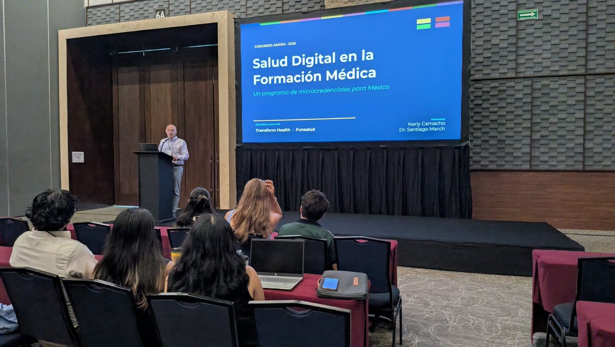 FUNSALUDMX's tweet photo. La Fundación Mexicana para la Salud, A.C (FUNSALUD) participó en el IX Congreso Internacional de Educación Médica de la Asociación Mexicana de Facultades y Escuelas de Medicina, A.C. (AMFEM) con la ponencia “Salud Digital en la Formación Médica: un programa de microcredenciales para México”, en colaboración con Transform Health México.

En dicha presentación, la Lic. Narly Lucero Camacho Bolaños, gerente de proyecto sénior de Transform Health en México, expuso los hallazgos más importantes de un estudio realizado en 2025 por la Fundación Carlos Slim que involucró a 79 universidades para medir los contenidos sobre salud digital en los planes de estudio de la licenciatura en medicina en el país.

El estudio concluye que en México sólo cinco de 79 universidades tienen una asignatura explícita de salud digital debido a brechas en plataformas digitales, medicina basada en evidencia digital, ciberseguridad y ética, gobernanza y estándares de datos.

Camacho Bolaños añadió que en el plano educativo también existen otras brechas como la generacional, reflejada en que los docentes rechazan la inteligencia artificial (IA) como herramienta para el ejercicio profesional, pese a que sus estudiantes la utilizan cotidianamente. Además, señaló la rigidez curricular como otro obstáculo, es decir, que los planes tradicionales no alcanzan el ritmo de la IA, por lo que se necesitan modelos más ágiles.

Frente a este contexto, el Dr. Santiago March Mifsut, director de Nuevas Tecnologías de FUNSALUD, explicó que el auge de las microcredenciales emerge como una solución viable, debido a que son unidades formativas cortas, evaluadas y con credencial digital portable verificable a nivel global, que ya son empleadas por instituciones como la OMS y las universidades de Harvard y Stanford.

Es por ello que el doctor March dio a conocer una propuesta elaborada conjuntamente con Transform Health de cuatro microcredenciales modulares para médicos en formación que, al completarse, dan como resultado la Certificación Profesional en Salud Digital. De esta forma se contribuirá a cerrar la brecha en salud digital en México. 👨‍⚕️🧑‍⚕️🩺🔬🧬

Encuentra más información en https://t.co/kV7pDjwaOP.