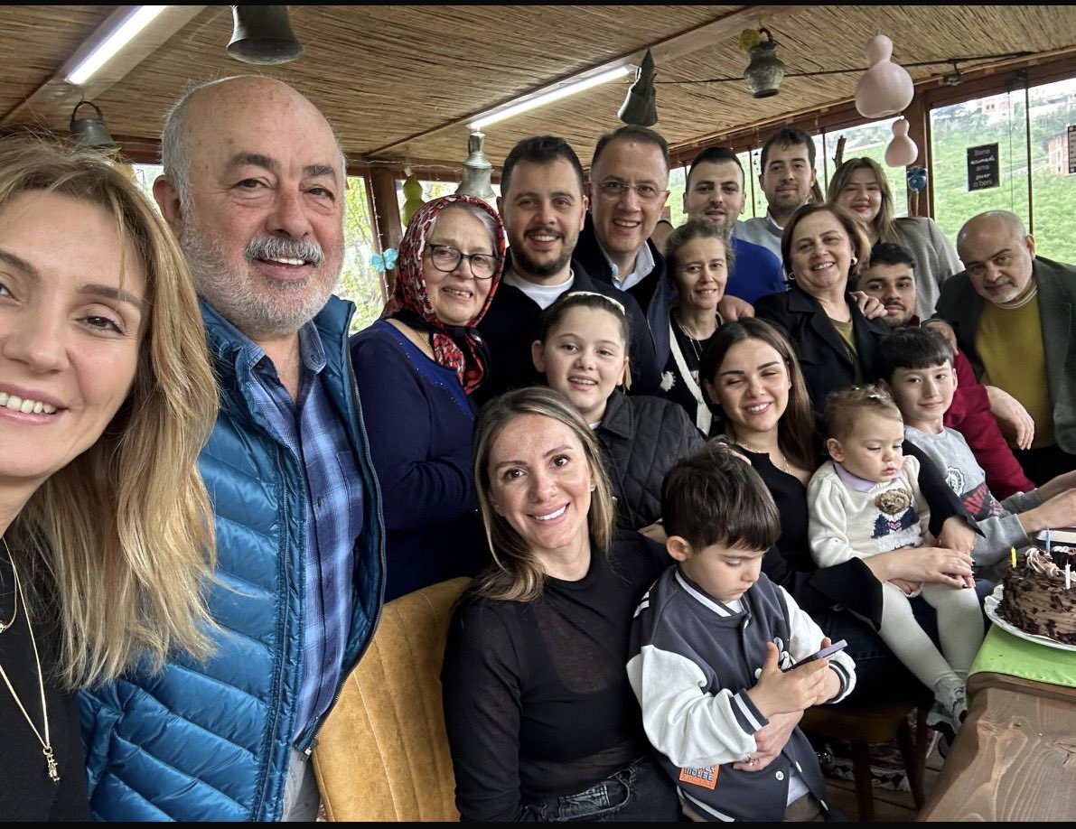 melihhkochan's tweet photo. Bir zamanlar bayram sofralarında kahkahalarımız eksik olmazdı…
Bugün ise aynı masada bir sandalye boş, bir yanımız yarım.

Belki mutluluğumuzu gölgelemeye çalıştınız, belki sevdiklerimizi bizden uzak bıraktınız…
Ama bilinsin ki; bizim umudumuzu, birbirimize olan bağlılığımızı, ahlakımızı, dürüstlüğümüzü ve geleceğe olan inancımızı alma şansınız yok.

Biz, bize öğretilen değerlerden vazgeçmeyen bir aileyiz.
Doğruluktan, vicdandan ve temiz kalpli olmaktan hiçbir zaman geri durmadık.
Çünkü bizi ayakta tutan şey sadece aynı soyadı değil; sevgi, ahlak, dürüstlük ve birbirimize duyduğumuz sarsılmaz bağdır.

Eksilsek de dağılmayız, suskun kalsak da vazgeçmeyiz.
Ve inanıyoruz…
Bir gün yine aynı bayram sofrasında, eksiksiz şekilde buluşacağız.