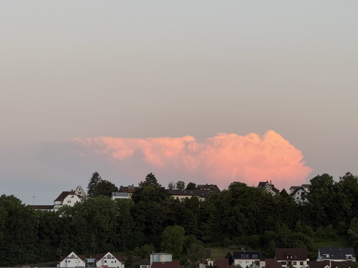 FlohMed's tweet photo. @Kachelmannwettr Aktuelles #Gewitter südlich des #Bodensees. Wie mit einem Lineal gezogene Gewitterwolke. Rechts nicht so gerade obwohl die Höhe ähnlich erscheint. 
Aus #Tübingen gut zu sehen. https://t.co/HlLADnmSHl