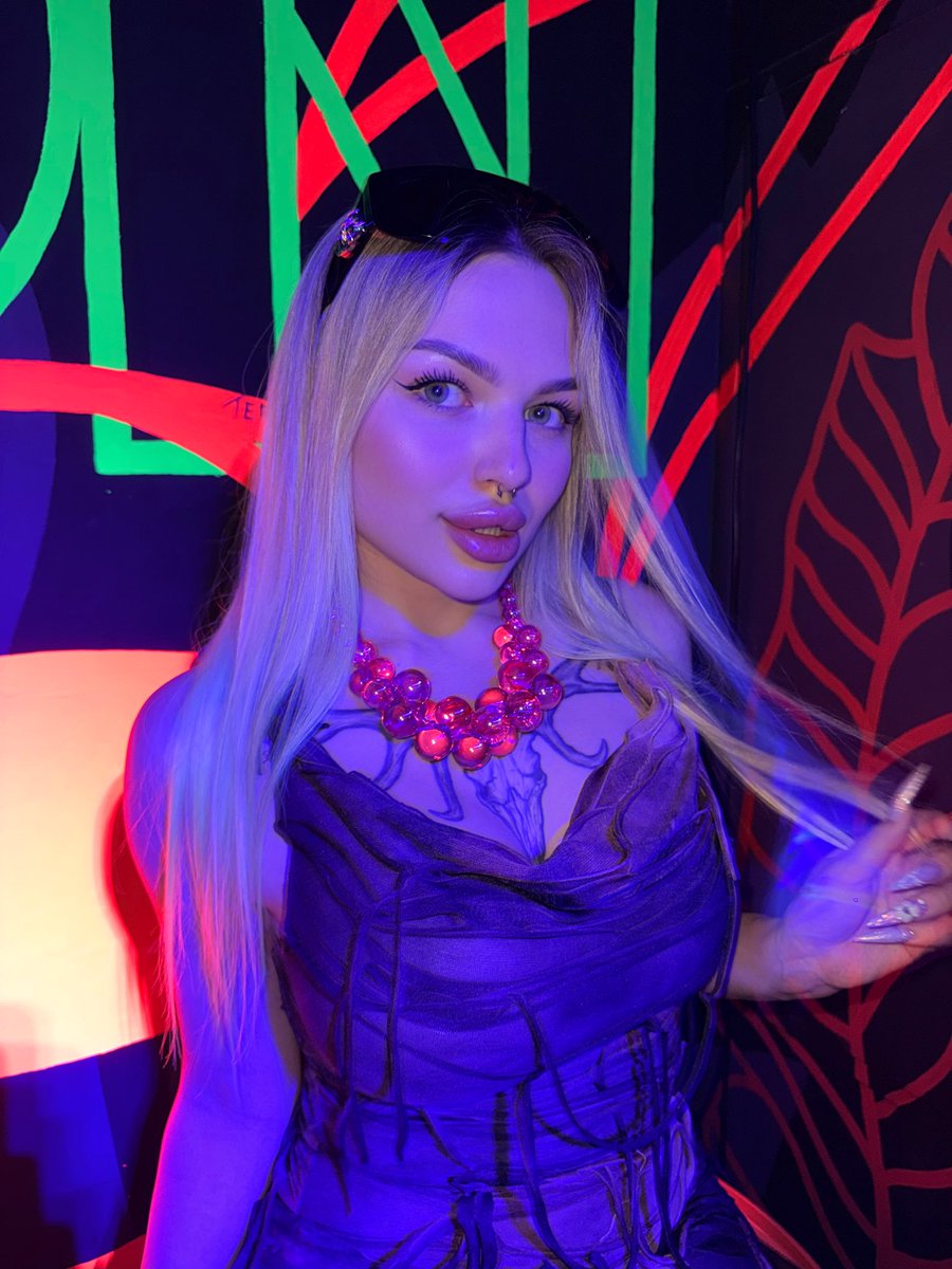 kittrixdoll's tweet photo. IF YOU DON'T KNOW HOW TO JOKE, YOU'RE POSTING SELFIES https://t.co/RsF9aDzdc7