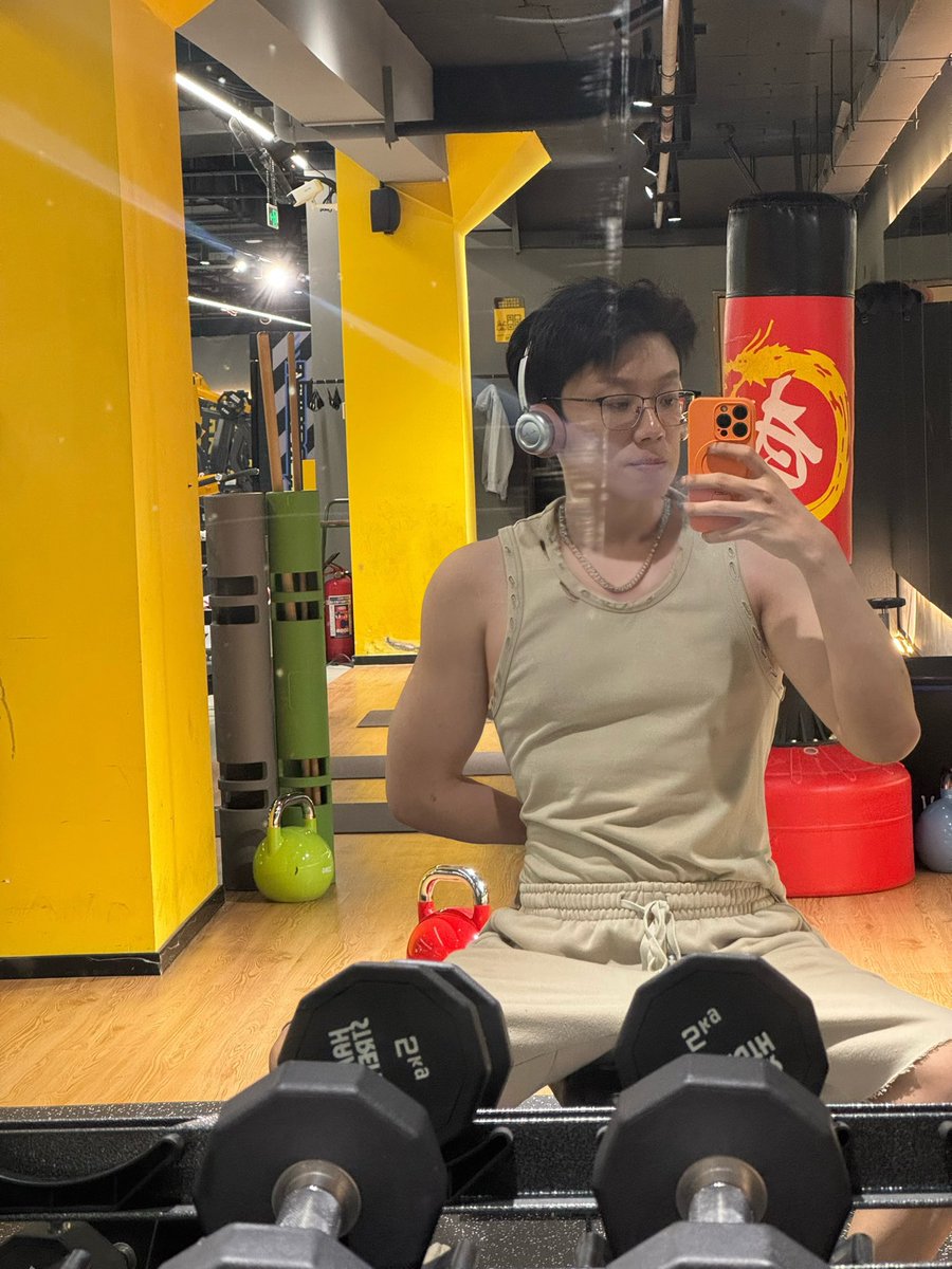 JB19DB's tweet photo. 减脂……下个月过生��想去拍写真…… https://t.co/RQn0izzsAj