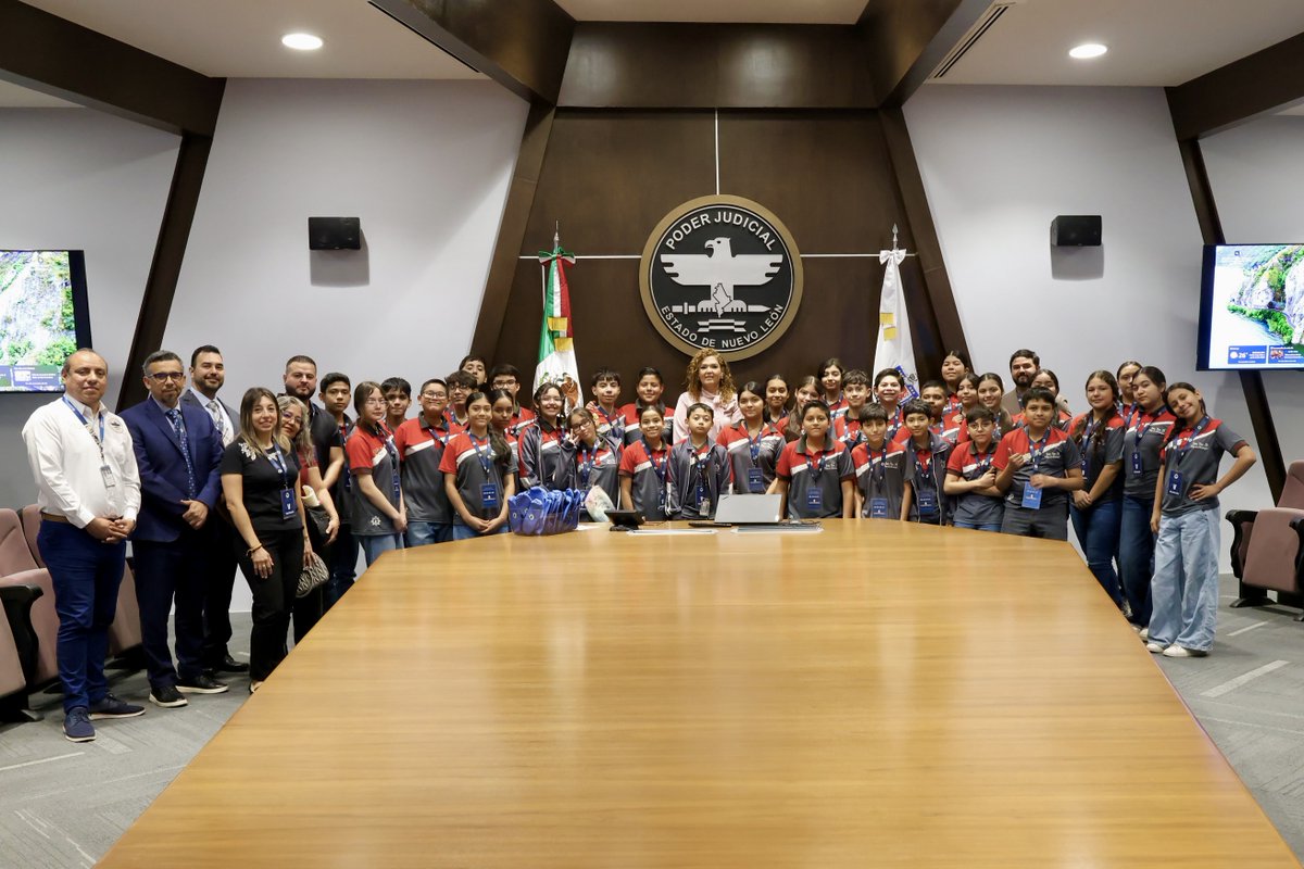 poderjudicialnl's tweet photo. Visita de la Secundaria Diego de Montemayor al #PJENL

Durante su recorrido convivieron con la Magistrada Presidenta @LauraPerlaNL y la Magistrada Patricia Alejandra Gutiérrez Ramírez, quienes compartieron con las y los alumnos la importancia de la cultura de la legalidad https://t.co/QlabT0MpuU