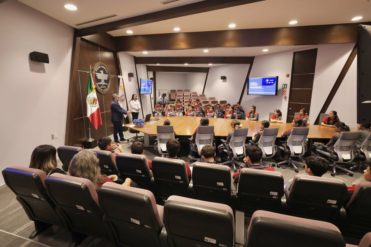 poderjudicialnl's tweet photo. Visita de la Secundaria Diego de Montemayor al #PJENL

Durante su recorrido convivieron con la Magistrada Presidenta @LauraPerlaNL y la Magistrada Patricia Alejandra Gutiérrez Ramírez, quienes compartieron con las y los alumnos la importancia de la cultura de la legalidad https://t.co/QlabT0MpuU