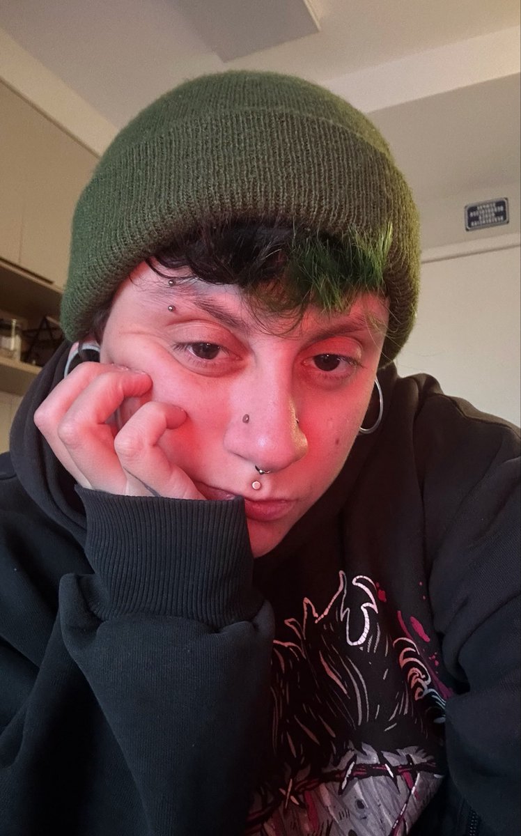 spooky dyke lesbotron 3000 🕷️ tweet media
